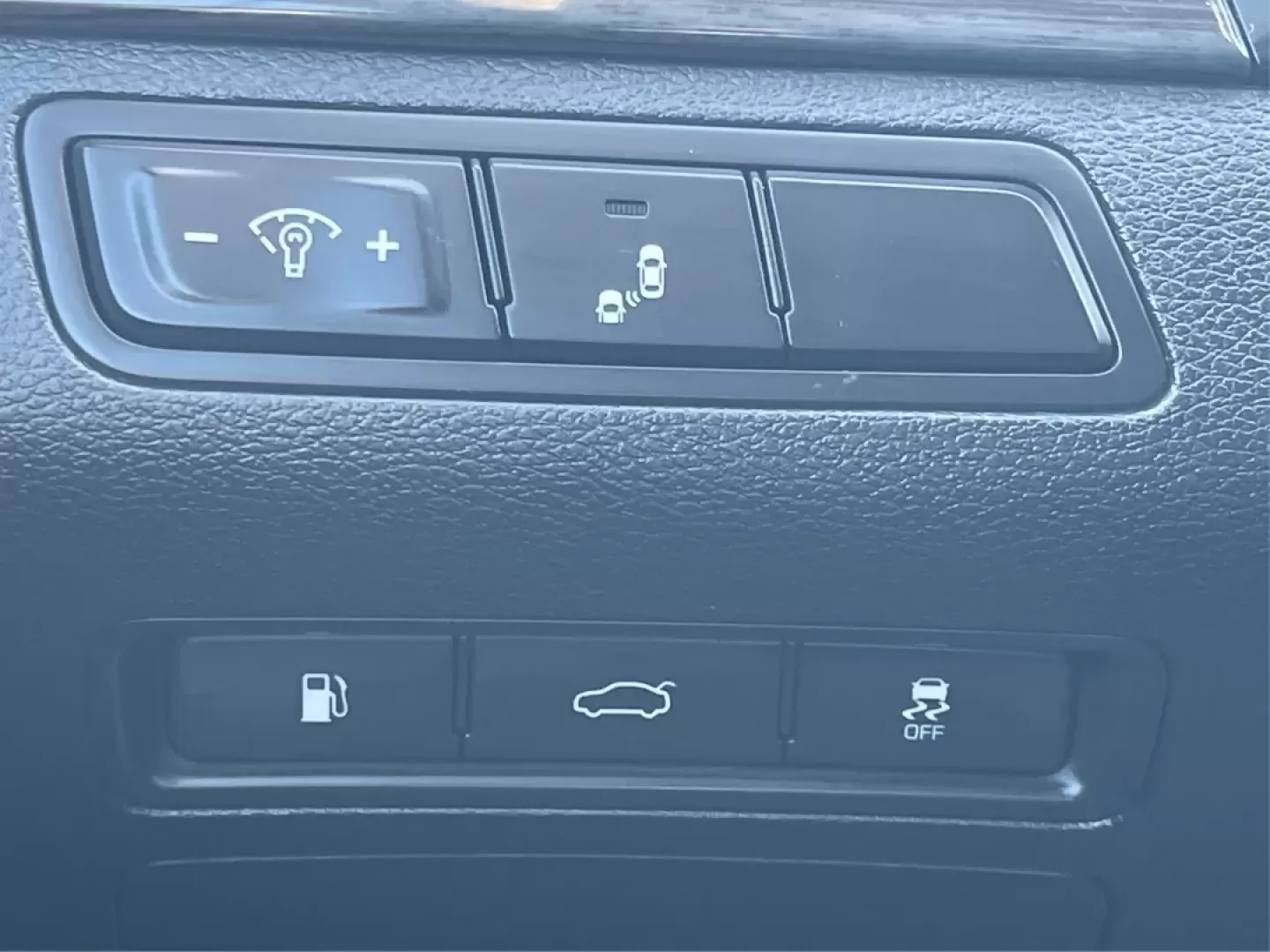 2015 Hyundai Sonata Limited (5NPE34AF7FH) with an 2.4L I-4 gasoline direct injection engine, located at 880 E. National Road, Vandalia, OH, 45377, (937) 908-9800, 39.891918, -84.183594 - **Unleash a New Lifestyle with the 2015 Hyundai Sonata Limited Your Perfect Sedan Awaits!**<br /> <br /> Are you ready to elevate your daily commute or weekend getaways? The 2015 Hyundai Sonata Limited, available at Advantage Car and Credit in Vandalia, OH, is designed with your lifestyle in mind. - Photo#17