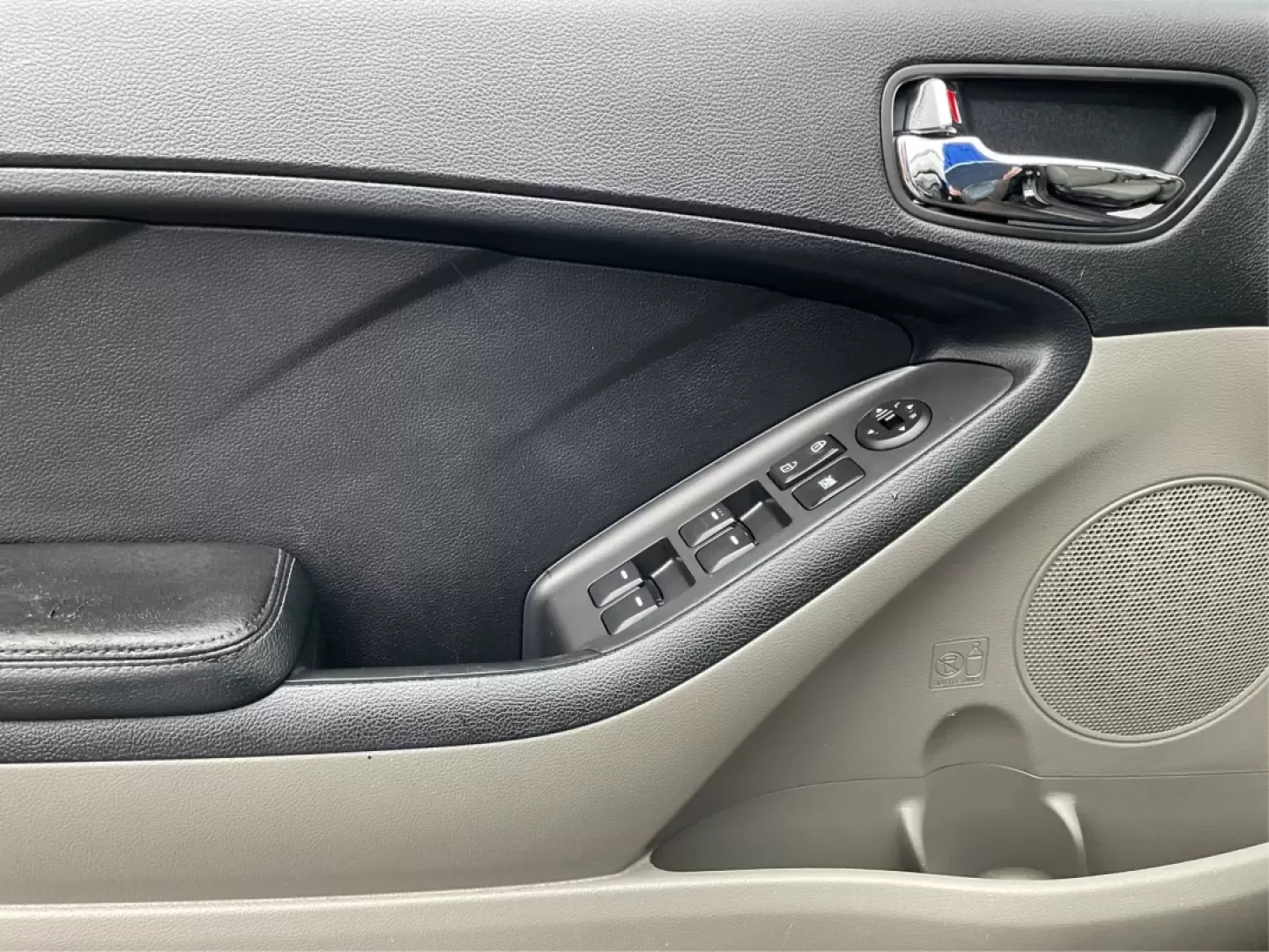 2015 Kia Forte LX (KNAFK4A67F5) with an 1.8L I-4 DOHC engine, located at 1951 S Dayton Lakeview Rd., New Carlisle, OH, 45344, (937) 908-9800, 39.890999, -84.050255 - **Find Your Perfect Commuter Companion: 2015 Kia Forte LX at Advantage Car and Credit - New Carlisle!**<br /> <br /> Are you searching for a reliable sedan that combines efficiency, comfort, and style? Look no further than this 2015 Kia Forte LX, available now at Advantage Car and Credit in New Carl - Photo#17