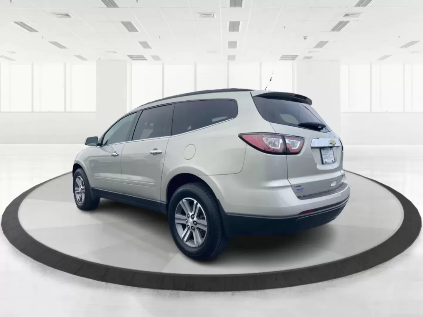 2016 Chevrolet Traverse 1LT (1GNKVGKD0GJ) with an 3.6L V-6 gasoline direct injection engine, located at 8750 N County Rd 25A, Piqua, OH, 45356, (937) 908-9800, 40.164391, -84.232513 - Are you looking for the perfect family SUV that balances space, comfort, and reliability? Look no further than this stunning 2016 Chevrolet Traverse 1LT, available now at Advantage Car and Credit in Piqua, OH. With its spacious interior and robust features, this SUV is designed for growing families, - Photo#4