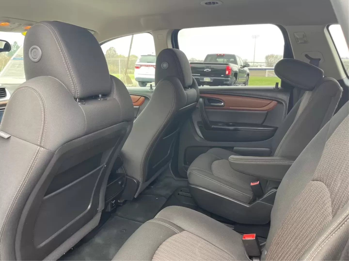 2016 Chevrolet Traverse 1LT (1GNKVGKD0GJ) with an 3.6L V-6 gasoline direct injection engine, located at 8750 N County Rd 25A, Piqua, OH, 45356, (937) 908-9800, 40.164391, -84.232513 - Are you looking for the perfect family SUV that balances space, comfort, and reliability? Look no further than this stunning 2016 Chevrolet Traverse 1LT, available now at Advantage Car and Credit in Piqua, OH. With its spacious interior and robust features, this SUV is designed for growing families, - Photo#10