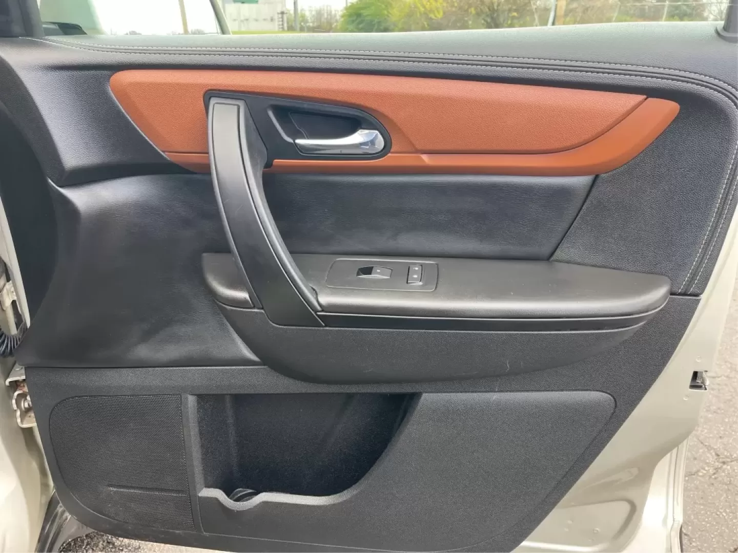 2016 Chevrolet Traverse 1LT (1GNKVGKD0GJ) with an 3.6L V-6 gasoline direct injection engine, located at 8750 N County Rd 25A, Piqua, OH, 45356, (937) 908-9800, 40.164391, -84.232513 - Are you looking for the perfect family SUV that balances space, comfort, and reliability? Look no further than this stunning 2016 Chevrolet Traverse 1LT, available now at Advantage Car and Credit in Piqua, OH. With its spacious interior and robust features, this SUV is designed for growing families, - Photo#20