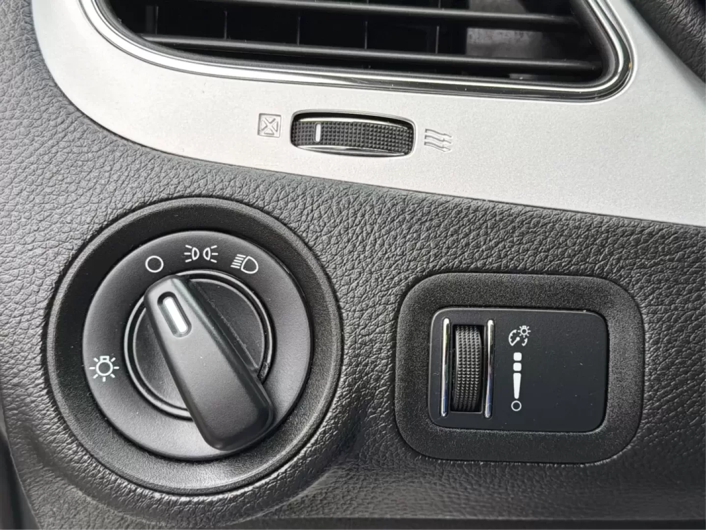 2016 Dodge Journey SE (3C4PDCAB1GT) with an Tigershark MultiAir 2.4L I-4 DOHC engine, located at 1099 N County Rd 25A , Troy, OH, 45373, (937) 908-9800, 40.057079, -84.212883 - Are you searching for the perfect vehicle to accommodate your growing family or enhance your daily commute? Look no further than this stunning 2016 Dodge Journey SE, available now at Advantage Car and Credit in Troy, OH! With its spacious interior and excellent features, this budget-friendly SUV is - Photo#17