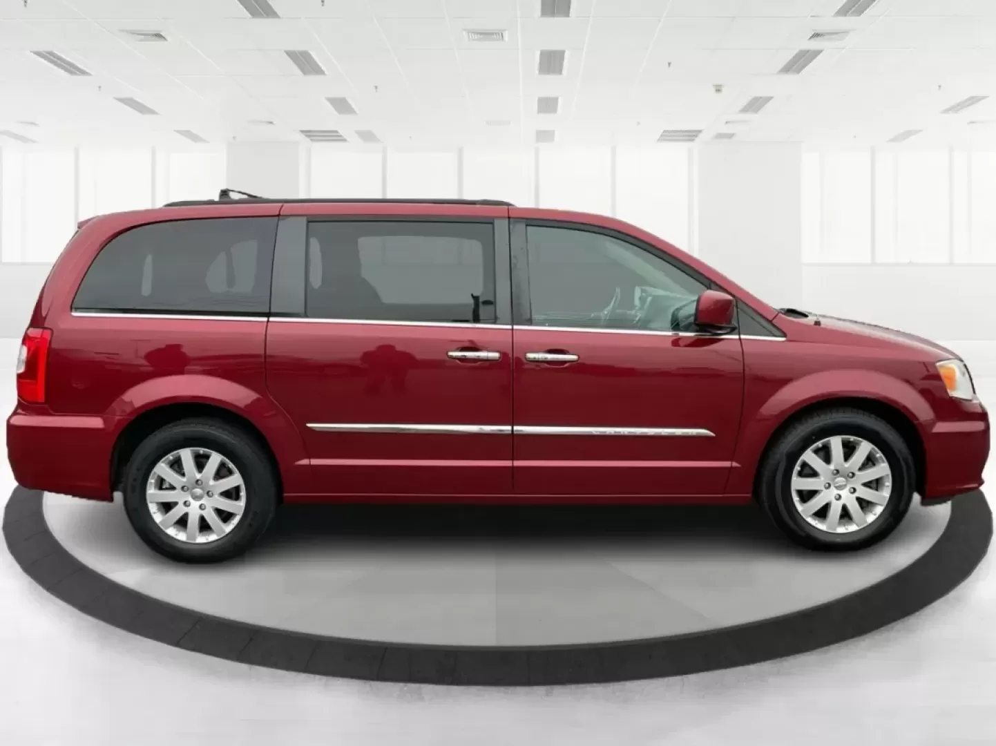 2016 Chrysler Town and Country Touring (2C4RC1BG8GR) with an Pentastar 3.6L V-6 DOHC engine, located at 880 E. National Road, Vandalia, OH, 45377, (937) 908-9800, 39.891918, -84.183594 - **Find Your Family Adventure with This 2016 Chrysler Town and Country at Advantage Car and Credit - Vandalia!**<br /> <br /> Imagine packing up your family and hitting the open road in a reliable, spacious van that caters to all your travel needs. The 2016 Chrysler Town and Country is your ticke - Photo#1