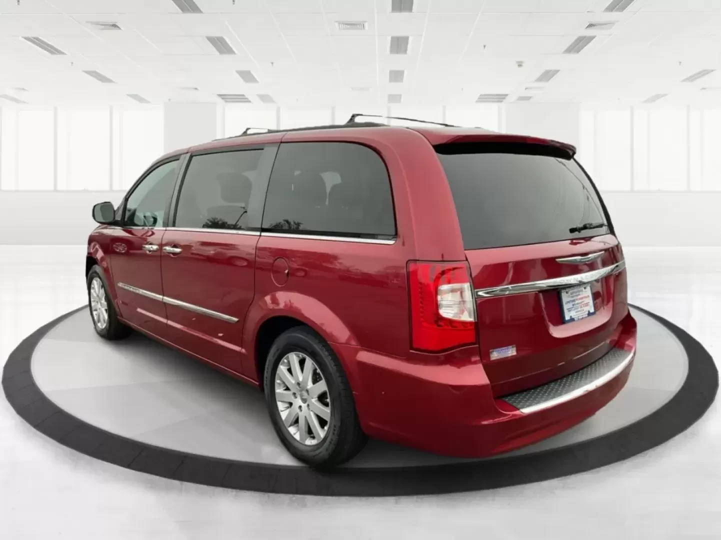 2016 Chrysler Town and Country Touring (2C4RC1BG8GR) with an Pentastar 3.6L V-6 DOHC engine, located at 880 E. National Road, Vandalia, OH, 45377, (937) 908-9800, 39.891918, -84.183594 - **Find Your Family Adventure with This 2016 Chrysler Town and Country at Advantage Car and Credit - Vandalia!**<br /> <br /> Imagine packing up your family and hitting the open road in a reliable, spacious van that caters to all your travel needs. The 2016 Chrysler Town and Country is your ticke - Photo#4