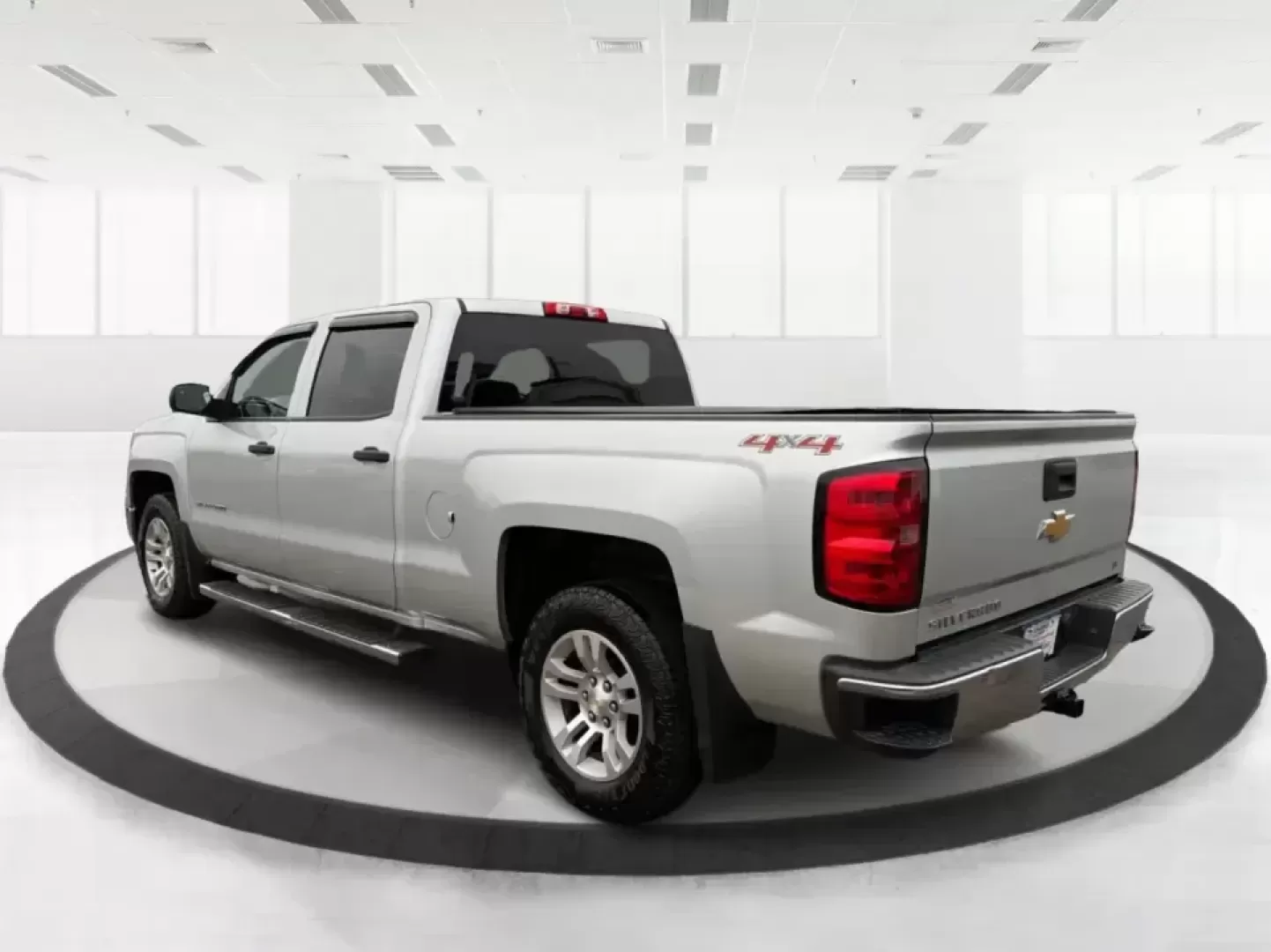 2014 Chevrolet Silverado 1500 1LT (3GCUKREC1EG) with an 5.3L V8 OHV 16V engine, 6-Speed Automatic transmission, located at 1230 East Main St, Xenia, OH, 45385, (937) 908-9800, 39.688026, -83.910172 - **Elevate Your Lifestyle with the 2014 Chevrolet Silverado 1500** <br /> <br /> Unleash the power of adventure with the 2014 Chevrolet Silverado 1500, the perfect companion for weekend road trips, family outings, or tackling tough jobs around Troy, OH. This rugged yet refined truck blends capabilit - Photo#4