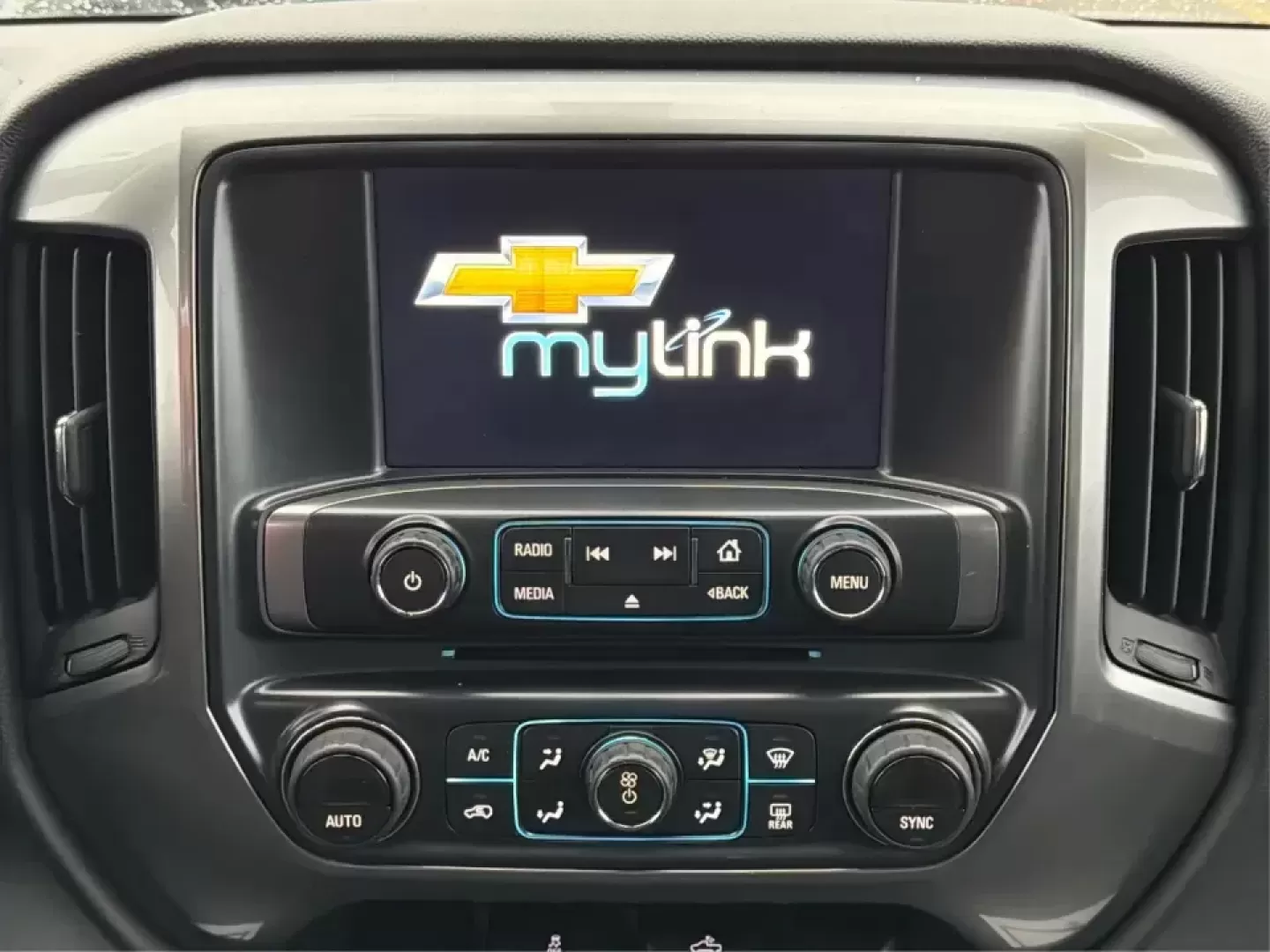 2014 Chevrolet Silverado 1500 1LT (3GCUKREC1EG) with an 5.3L V8 OHV 16V engine, 6-Speed Automatic transmission, located at 1230 East Main St, Xenia, OH, 45385, (937) 908-9800, 39.688026, -83.910172 - **Elevate Your Lifestyle with the 2014 Chevrolet Silverado 1500** <br /> <br /> Unleash the power of adventure with the 2014 Chevrolet Silverado 1500, the perfect companion for weekend road trips, family outings, or tackling tough jobs around Troy, OH. This rugged yet refined truck blends capabilit - Photo#12