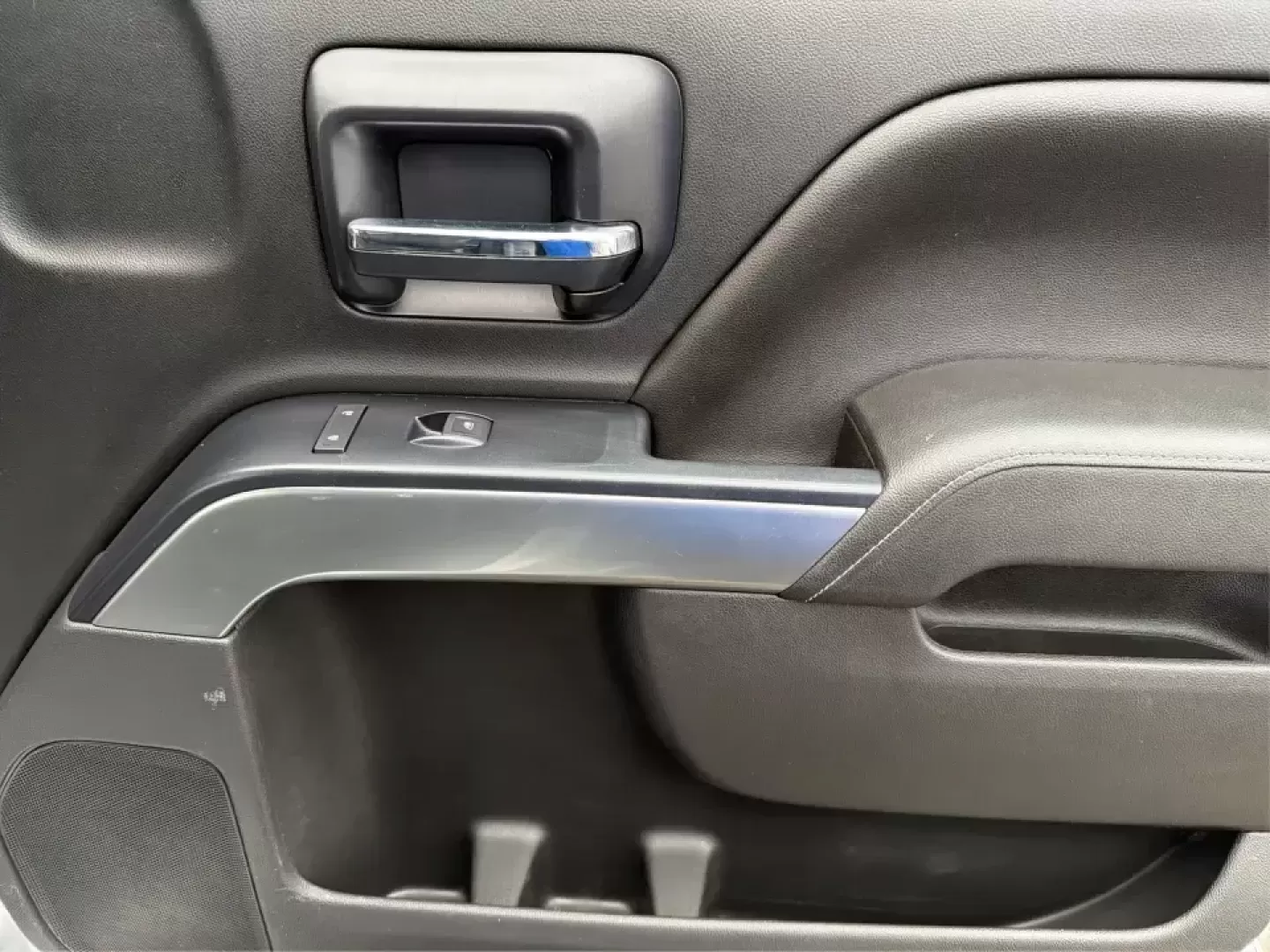 2014 Chevrolet Silverado 1500 1LT (3GCUKREC1EG) with an 5.3L V8 OHV 16V engine, 6-Speed Automatic transmission, located at 1230 East Main St, Xenia, OH, 45385, (937) 908-9800, 39.688026, -83.910172 - **Elevate Your Lifestyle with the 2014 Chevrolet Silverado 1500** <br /> <br /> Unleash the power of adventure with the 2014 Chevrolet Silverado 1500, the perfect companion for weekend road trips, family outings, or tackling tough jobs around Troy, OH. This rugged yet refined truck blends capabilit - Photo#19