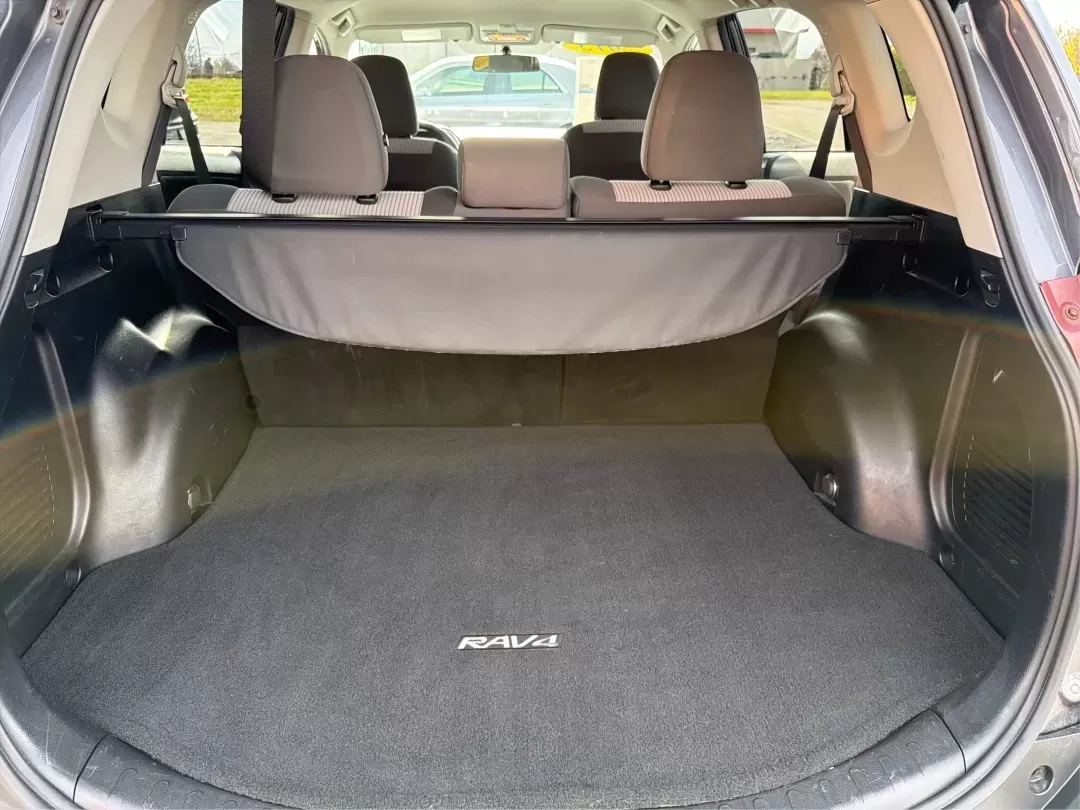 2013 Toyota RAV4 LE (2T3BFREV1DW) with an 2.5L I-4 DOHC engine, located at 401 Woodman Dr, Riverside, OH, 45431, (937) 908-9800, 39.760899, -84.123421 - Are you ready to elevate your daily commute or embark on your next weekend adventure? Look no further than this impressive 2013 Toyota RAV4 LE, available now at Advantage Car and Credit - Riverside. This versatile SUV is perfect for budget-conscious buyers seeking a reliable vehicle that accommodate - Photo#12