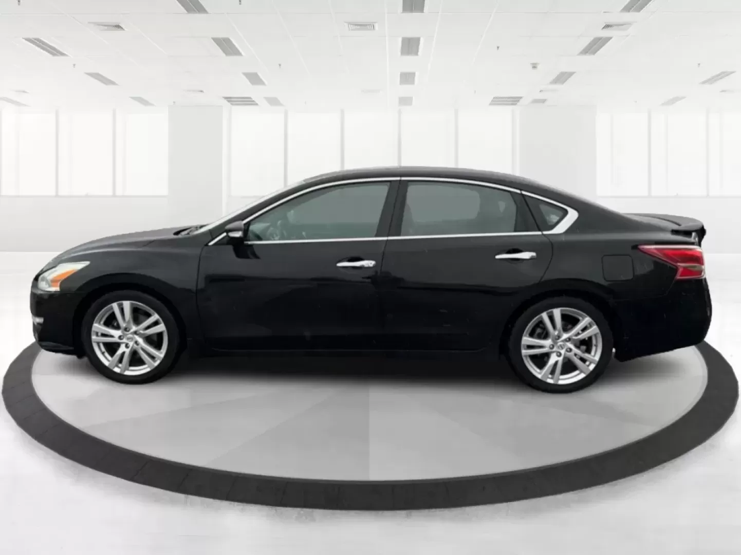 2013 Nissan Altima 3.5 SL (1N4BL3AP9DC) with an VQ 3.5L V-6 DOHC engine, located at 401 Woodman Dr, Riverside, OH, 45431, (937) 908-9800, 39.760899, -84.123421 - **Discover the 2013 Nissan Altima 3.5 SL - Your Perfect Family Sedan Awaits!**<br /> <br /> Are you in search of a reliable and stylish sedan that fits seamlessly into your daily life? The 2013 Nissan Altima 3.5 SL is here to cater to your needs, whether you're navigating the school run, commuting t - Photo#5