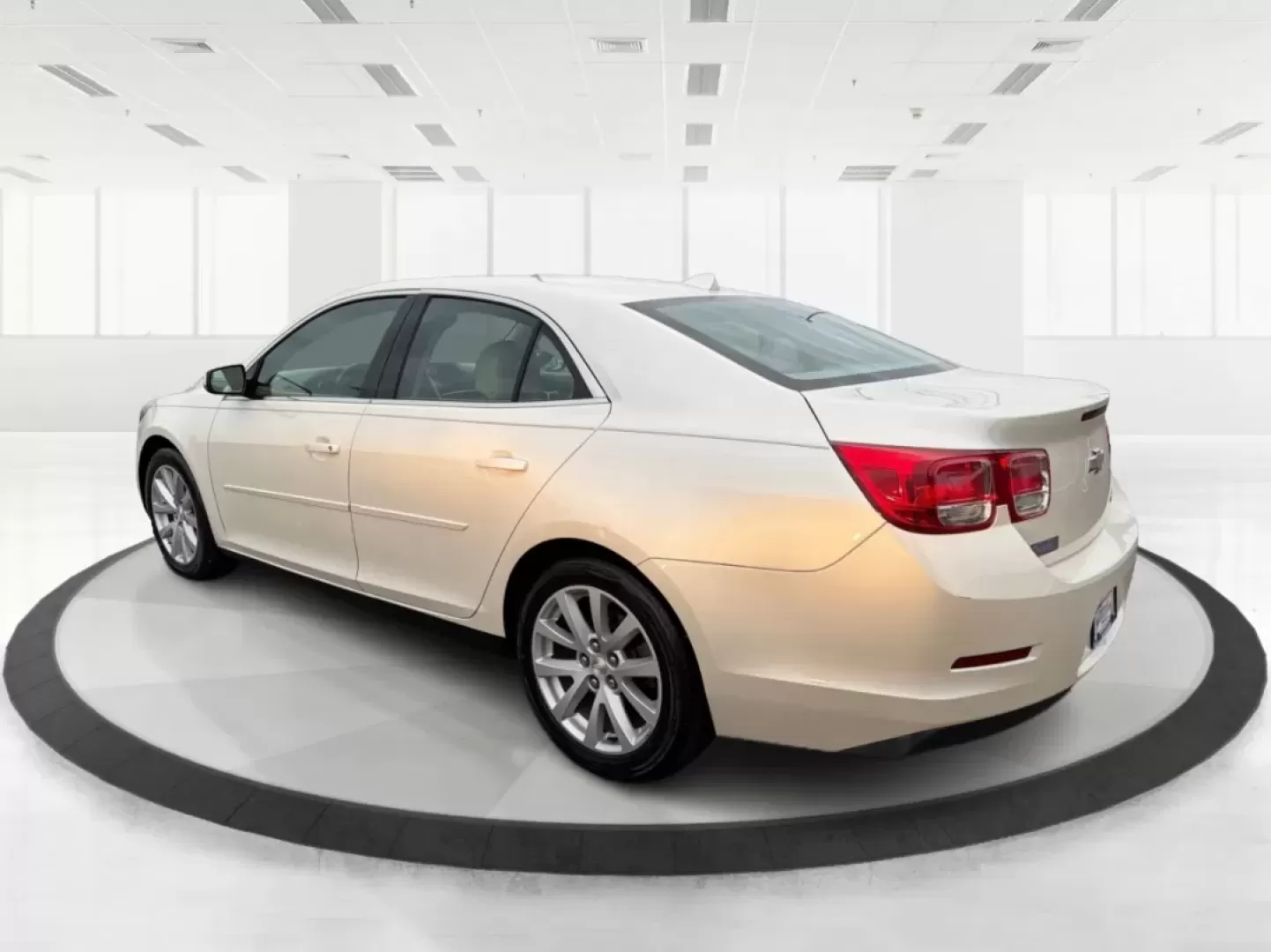 2014 Chevrolet Malibu 2LT (1G11E5SL4EF) with an ECOTEC 2.5L I-4 gasoline direct injection engine, located at 4508 South Dixie Dr, Moraine, OH, 45439, (937) 908-9800, 39.689976, -84.218452 - **Drive into Comfort and Confidence with the 2014 Chevrolet Malibu 2LT!**<br /> <br /> Are you searching for the perfect vehicle to elevate your daily commute or weekend adventures? Look no further! The 2014 Chevrolet Malibu 2LT is designed for those who value comfort, practicality, and style. Wheth - Photo#4