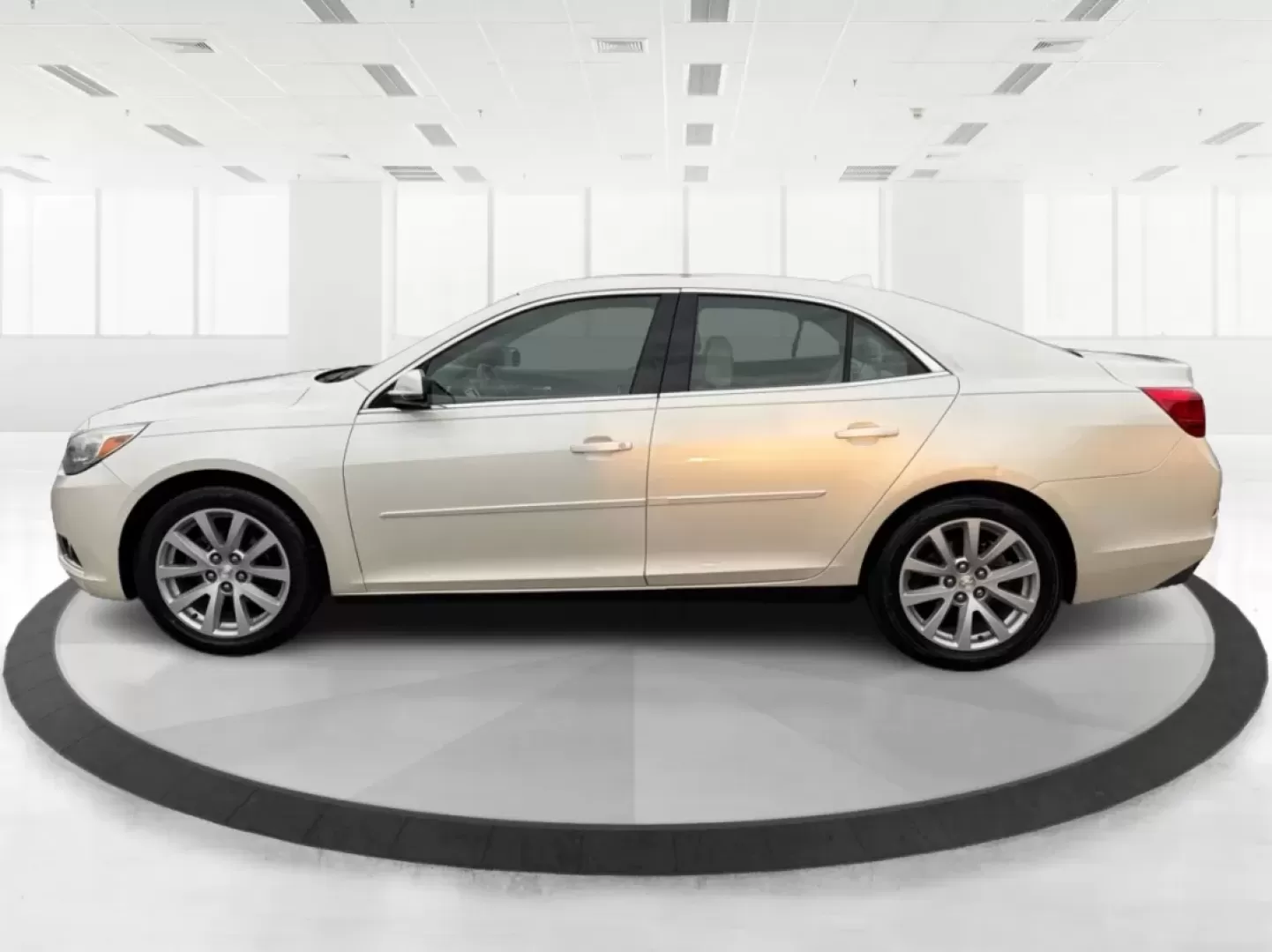 2014 Chevrolet Malibu 2LT (1G11E5SL4EF) with an ECOTEC 2.5L I-4 gasoline direct injection engine, located at 4508 South Dixie Dr, Moraine, OH, 45439, (937) 908-9800, 39.689976, -84.218452 - **Drive into Comfort and Confidence with the 2014 Chevrolet Malibu 2LT!**<br /> <br /> Are you searching for the perfect vehicle to elevate your daily commute or weekend adventures? Look no further! The 2014 Chevrolet Malibu 2LT is designed for those who value comfort, practicality, and style. Wheth - Photo#5