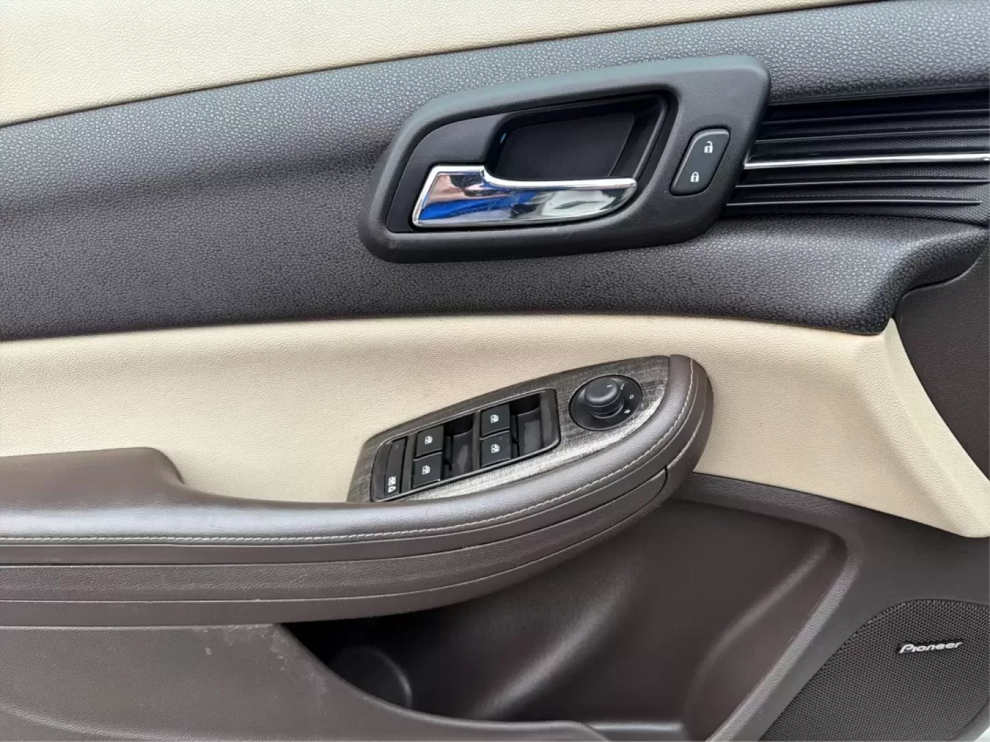 2014 Chevrolet Malibu 2LT (1G11E5SL4EF) with an ECOTEC 2.5L I-4 gasoline direct injection engine, located at 4508 South Dixie Dr, Moraine, OH, 45439, (937) 908-9800, 39.689976, -84.218452 - **Drive into Comfort and Confidence with the 2014 Chevrolet Malibu 2LT!**<br /> <br /> Are you searching for the perfect vehicle to elevate your daily commute or weekend adventures? Look no further! The 2014 Chevrolet Malibu 2LT is designed for those who value comfort, practicality, and style. Wheth - Photo#19