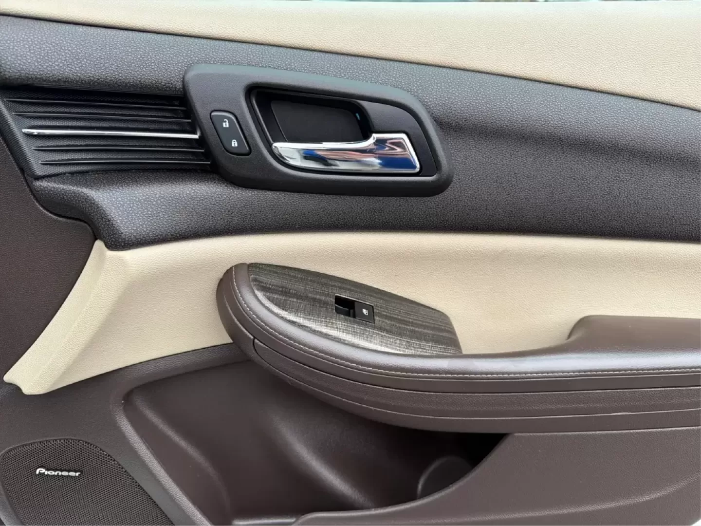 2014 Chevrolet Malibu 2LT (1G11E5SL4EF) with an ECOTEC 2.5L I-4 gasoline direct injection engine, located at 4508 South Dixie Dr, Moraine, OH, 45439, (937) 908-9800, 39.689976, -84.218452 - **Drive into Comfort and Confidence with the 2014 Chevrolet Malibu 2LT!**<br /> <br /> Are you searching for the perfect vehicle to elevate your daily commute or weekend adventures? Look no further! The 2014 Chevrolet Malibu 2LT is designed for those who value comfort, practicality, and style. Wheth - Photo#20