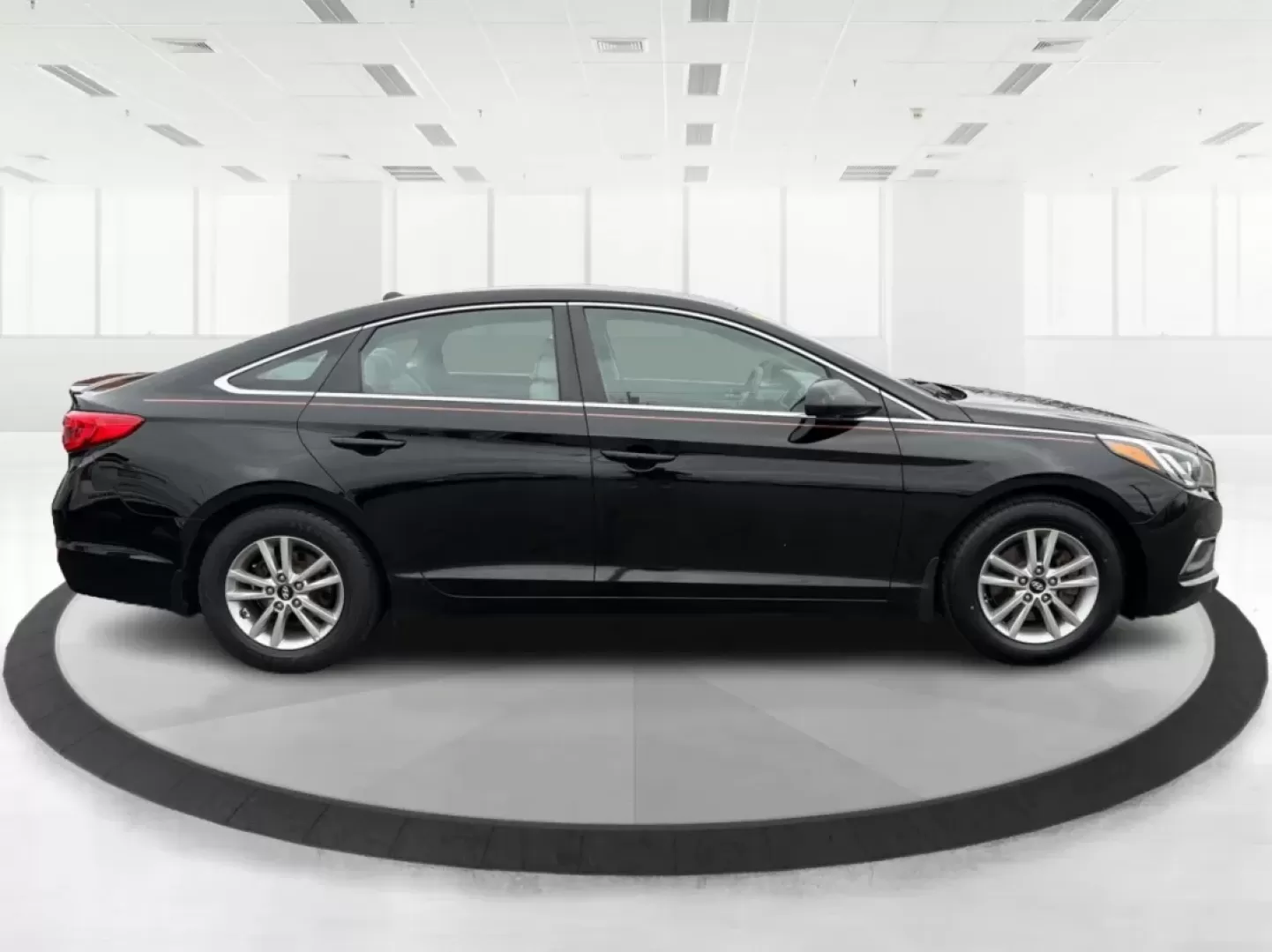 2017 Hyundai Sonata SE (5NPE24AF6HH) with an 2.4L I-4 gasoline direct injection engine, located at 8750 N County Rd 25A, Piqua, OH, 45356, (937) 908-9800, 40.164391, -84.232513 - Experience the open road like never before with the 2017 Hyundai Sonata SE, a perfect sedan for those who value style, comfort, and reliability. Whether you're commuting to work in Piqua, planning weekend getaways, or driving your family to soccer practice, this versatile vehicle is designed to meet - Photo#1