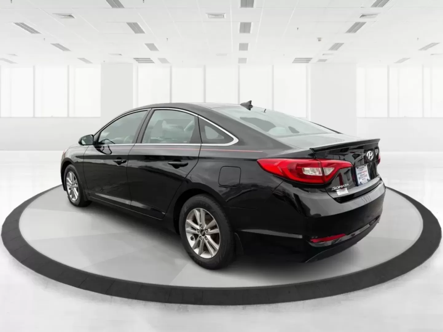2017 Hyundai Sonata SE (5NPE24AF6HH) with an 2.4L I-4 gasoline direct injection engine, located at 8750 N County Rd 25A, Piqua, OH, 45356, (937) 908-9800, 40.164391, -84.232513 - Experience the open road like never before with the 2017 Hyundai Sonata SE, a perfect sedan for those who value style, comfort, and reliability. Whether you're commuting to work in Piqua, planning weekend getaways, or driving your family to soccer practice, this versatile vehicle is designed to meet - Photo#4
