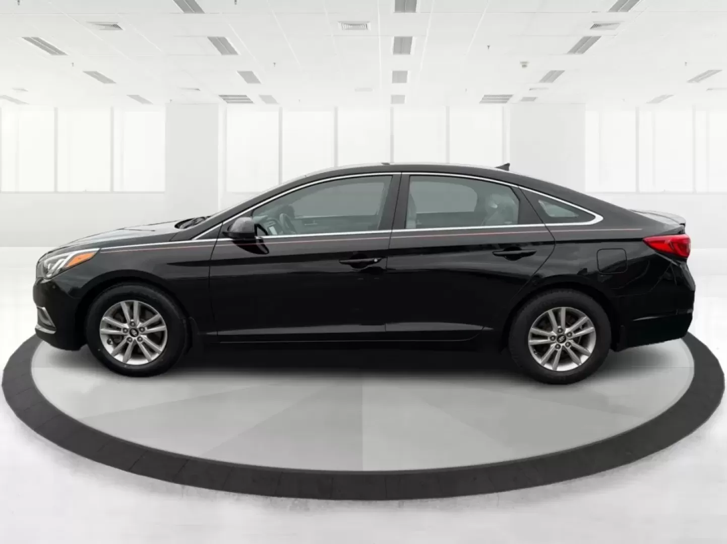 2017 Hyundai Sonata SE (5NPE24AF6HH) with an 2.4L I-4 gasoline direct injection engine, located at 8750 N County Rd 25A, Piqua, OH, 45356, (937) 908-9800, 40.164391, -84.232513 - Experience the open road like never before with the 2017 Hyundai Sonata SE, a perfect sedan for those who value style, comfort, and reliability. Whether you're commuting to work in Piqua, planning weekend getaways, or driving your family to soccer practice, this versatile vehicle is designed to meet - Photo#5