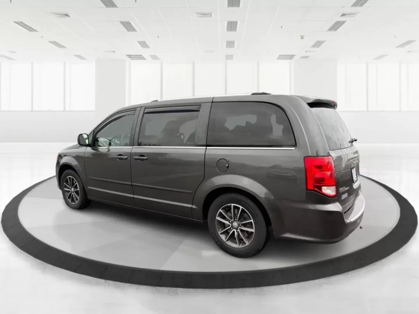 2017 Dodge Grand Caravan SXT (2C4RDGCG4HR) with an Pentastar 3.6L V-6 DOHC engine, located at 8750 N County Rd 25A, Piqua, OH, 45356, (937) 908-9800, 40.164391, -84.232513 - 2017 Dodge Grand Caravan SXT - Photo#4