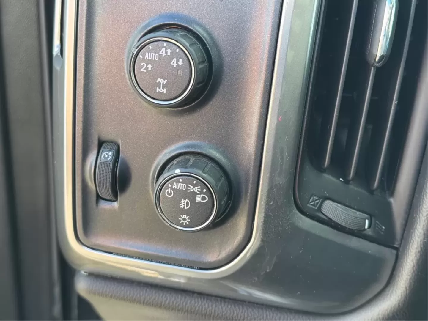 2016 Chevrolet Silverado 1500 1LT (1GCUKREC8GF) with an EcoTec3 5.3L V-8 gasoline direct injection engine, located at 4508 South Dixie Dr, Moraine, OH, 45439, (937) 908-9800, 39.689976, -84.218452 - **Discover the Ultimate Adventure with the 2016 Chevrolet Silverado 1500 at Advantage Car and Credit - Vandalia!**<br /> <br /> Are you ready to elevate your driving experience and tackle the open road with confidence? Look no further than our stunning 2016 Chevrolet Silverado 1500, available now at - Photo#16