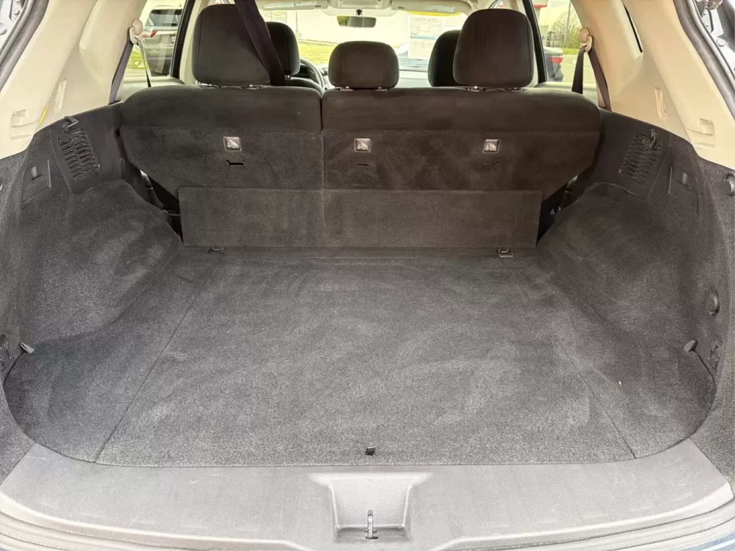 2016 Nissan Murano S (5N1AZ2MH1GN) with an 3.5L V-6 DOHC engine, located at 1951 S Dayton Lakeview Rd., New Carlisle, OH, 45344, (937) 908-9800, 39.890999, -84.050255 - **Elevate Your Daily Drive with the 2016 Nissan Murano S Perfect for Families and Adventurers Alike!**<br /> <br /> Are you in search of a vehicle that seamlessly blends style, comfort, and performance? Look no further than this stunning **2016 Nissan Murano S**, available now at **Advantage Car an - Photo#12