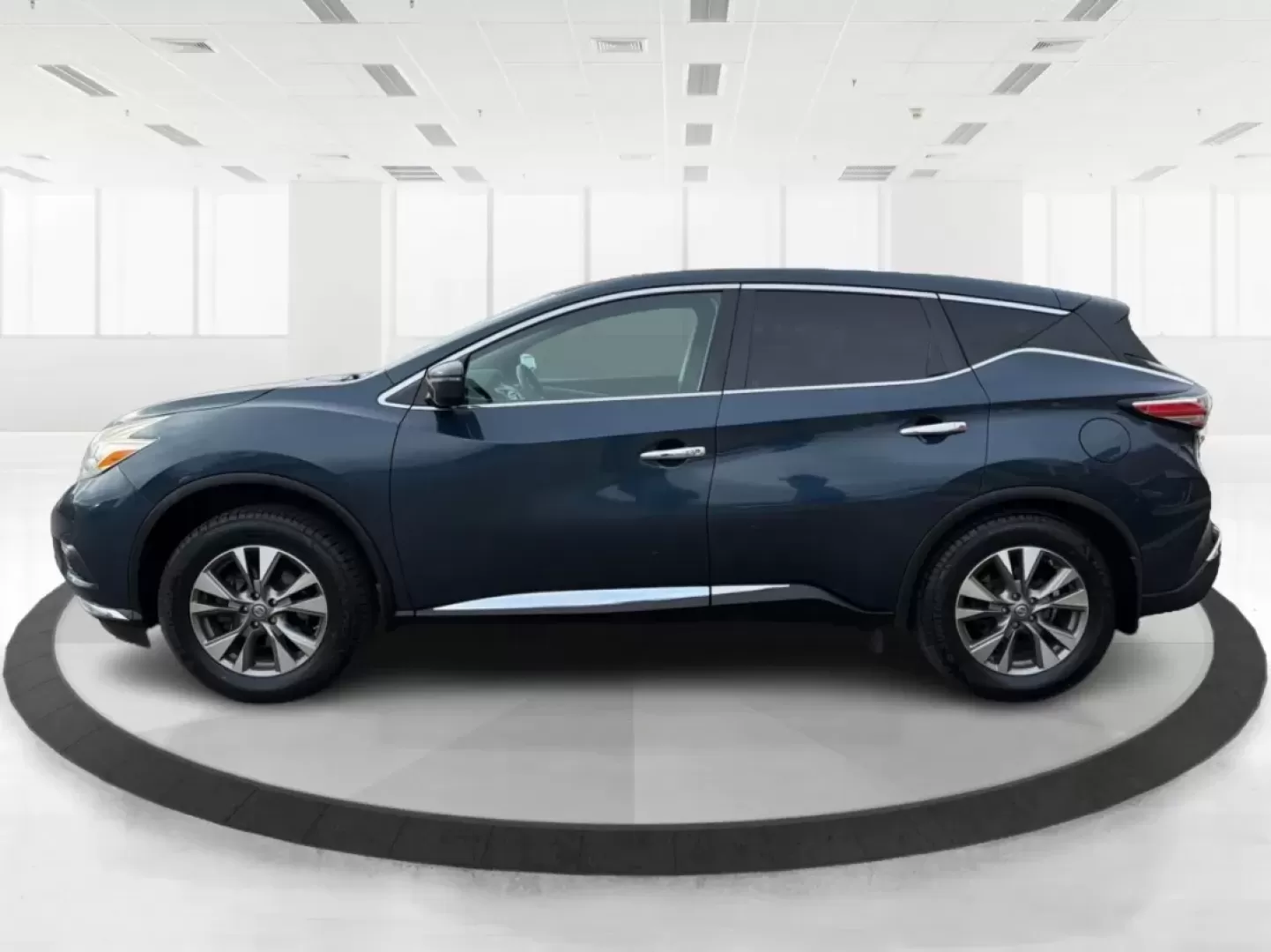 2016 Nissan Murano S (5N1AZ2MH1GN) with an 3.5L V-6 DOHC engine, located at 880 E. National Road, Vandalia, OH, 45377, (937) 908-9800, 39.891918, -84.183594 - **Elevate Your Daily Drive with the 2016 Nissan Murano S Perfect for Families and Adventurers Alike!**<br /> <br /> Are you in search of a vehicle that seamlessly blends style, comfort, and performance? Look no further than this stunning **2016 Nissan Murano S**, available now at **Advantage Car an - Photo#5