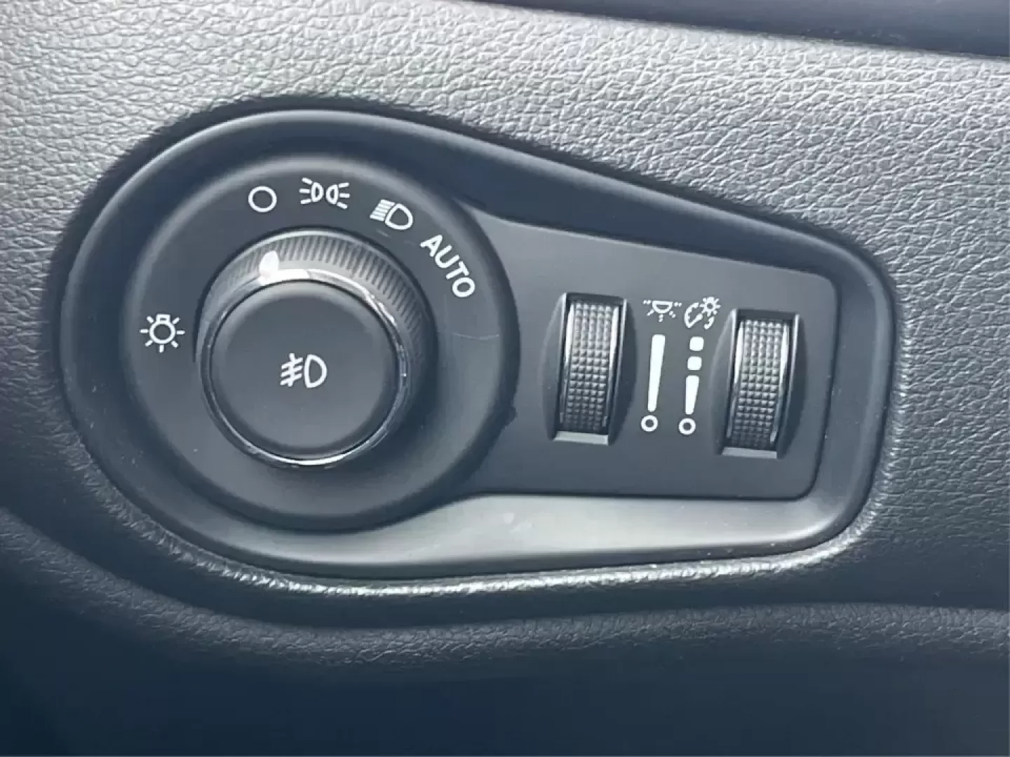 2018 Jeep Renegade Latitude 4x4 (ZACCJBBB5JP) with an 2.4L L4 DOHC 16V engine, 6M transmission, located at 8750 N County Rd 25A, Piqua, OH, 45356, (937) 908-9800, 40.164391, -84.232513 - **Explore New Adventures with the 2018 Jeep Renegade Latitude 4x4!**<br /> <br /> Are you ready to elevate your adventures with a vehicle that perfectly balances style, comfort, and capability? Look no further than this striking 2018 Jeep Renegade Latitude 4x4, available now at Advantage Car and Cre - Photo#16