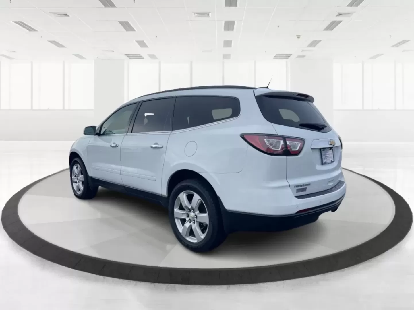 2017 Chevrolet Traverse 1LT (1GNKRGKDXHJ) with an 3.6L V-6 gasoline direct injection engine, located at 880 E. National Road, Vandalia, OH, 45377, (937) 908-9800, 39.891918, -84.183594 - **Explore the Open Road with the 2017 Chevrolet Traverse: Your Family's Ideal Adventure Companion!**<br /> <br /> Are you seeking a versatile SUV that effortlessly blends comfort, style, and practicality? Look no further than the stunning 2017 Chevrolet Traverse 1LT, available now at Advantage Car a - Photo#4