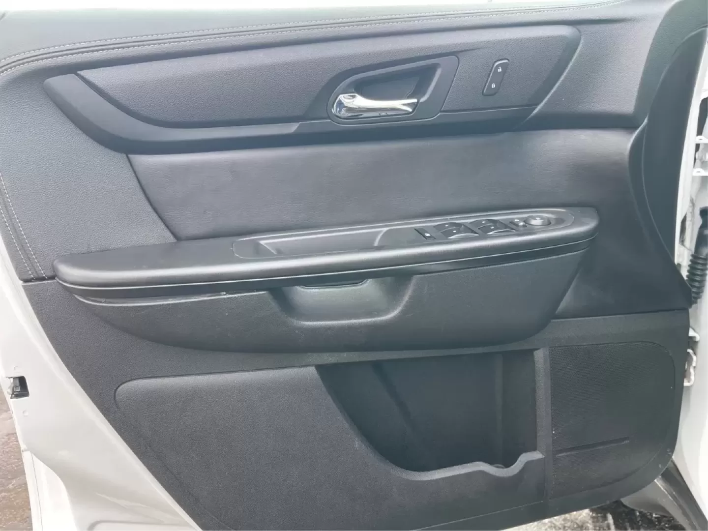 2017 Chevrolet Traverse 1LT (1GNKRGKDXHJ) with an 3.6L V-6 gasoline direct injection engine, located at 880 E. National Road, Vandalia, OH, 45377, (937) 908-9800, 39.891918, -84.183594 - **Explore the Open Road with the 2017 Chevrolet Traverse: Your Family's Ideal Adventure Companion!**<br /> <br /> Are you seeking a versatile SUV that effortlessly blends comfort, style, and practicality? Look no further than the stunning 2017 Chevrolet Traverse 1LT, available now at Advantage Car a - Photo#19