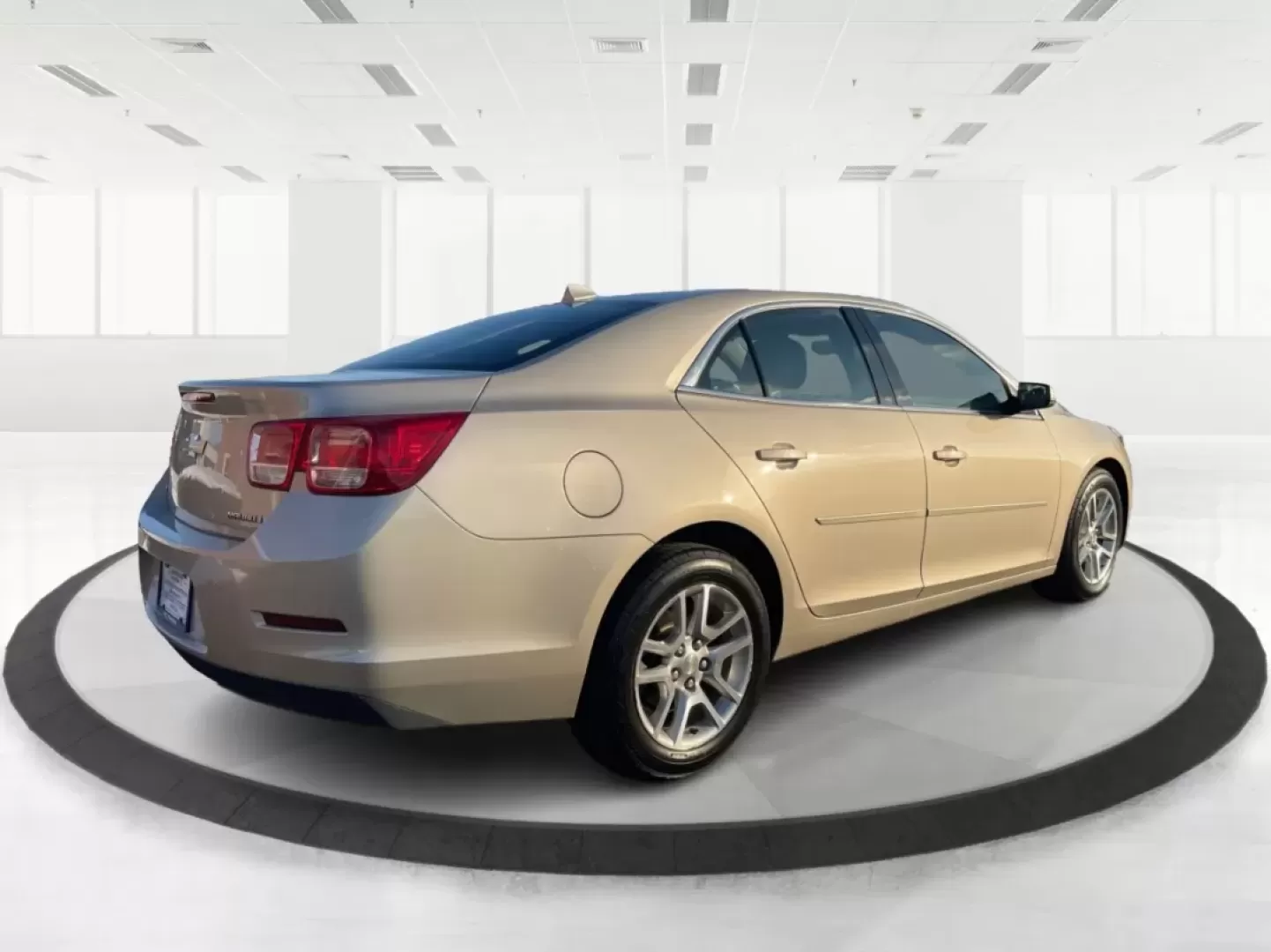 2014 Chevrolet Malibu 1LT (1G11C5SL7EF) with an ECOTEC 2.5L I-4 gasoline direct injection engine, located at 1230 East Main St, Xenia, OH, 45385, (937) 908-9800, 39.688026, -83.910172 - Are you ready to elevate your daily commute or make unforgettable memories on weekend adventures? The 2014 Chevrolet Malibu 1LT, now available at Advantage Car and Credit in Xenia, OH, is the perfect sedan for those seeking a reliable, stylish, and feature-packed vehicle without breaking the bank. W - Photo#2