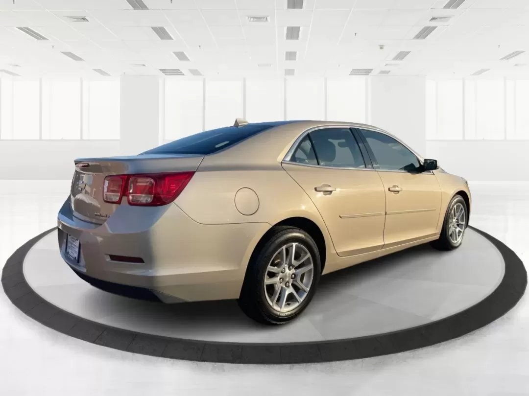 2014 Chevrolet Malibu 1LT (1G11C5SL7EF) with an ECOTEC 2.5L I-4 gasoline direct injection engine, located at 1230 East Main St, Xenia, OH, 45385, (937) 908-9800, 39.688026, -83.910172 - Are you ready to elevate your daily commute or make unforgettable memories on weekend adventures? The 2014 Chevrolet Malibu 1LT, now available at Advantage Car and Credit in Xenia, OH, is the perfect sedan for those seeking a reliable, stylish, and feature-packed vehicle without breaking the bank. W - Photo#2