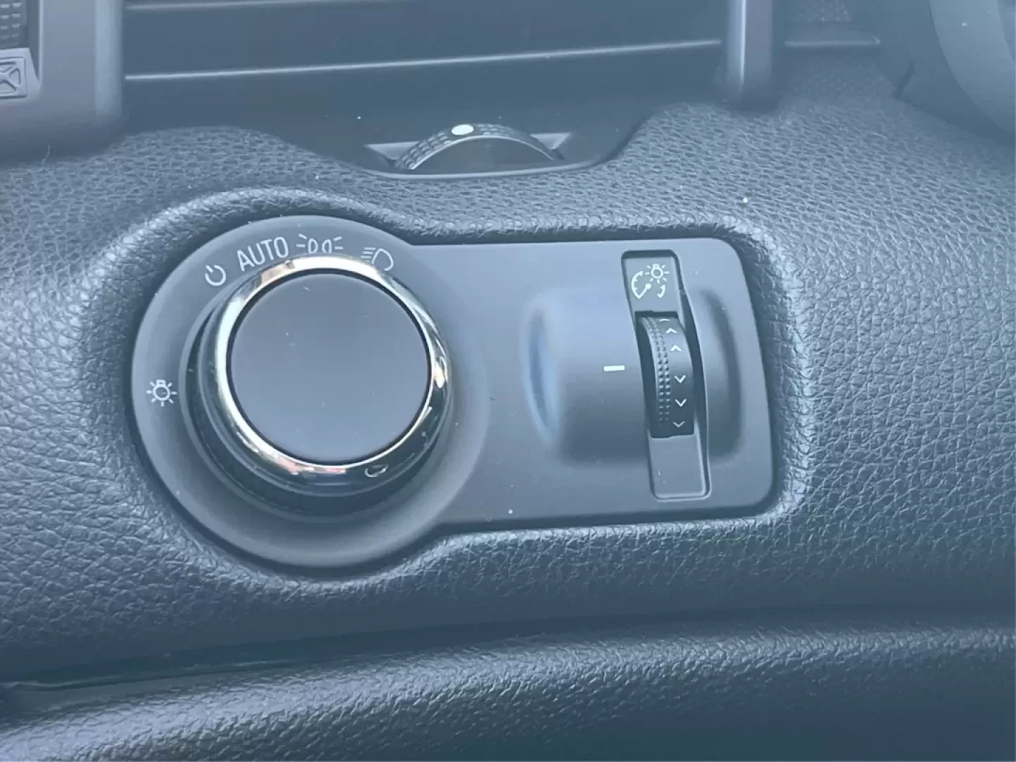 2014 Chevrolet Malibu 1LT (1G11C5SL7EF) with an ECOTEC 2.5L I-4 gasoline direct injection engine, located at 1230 East Main St, Xenia, OH, 45385, (937) 908-9800, 39.688026, -83.910172 - Are you ready to elevate your daily commute or make unforgettable memories on weekend adventures? The 2014 Chevrolet Malibu 1LT, now available at Advantage Car and Credit in Xenia, OH, is the perfect sedan for those seeking a reliable, stylish, and feature-packed vehicle without breaking the bank. W - Photo#17