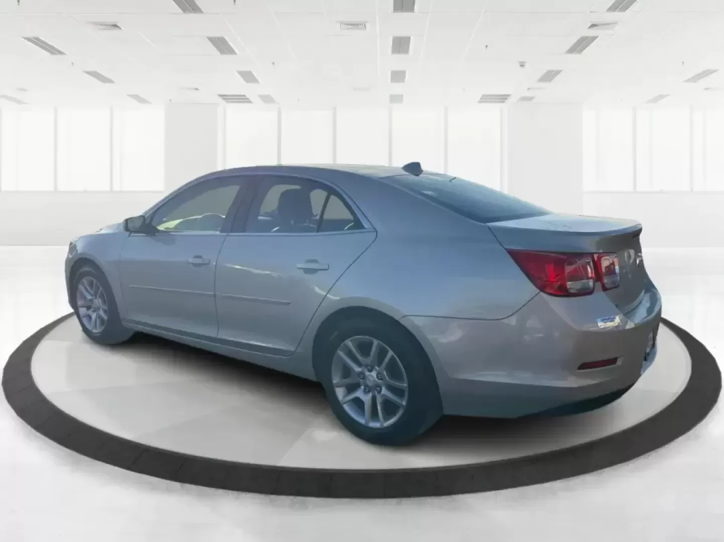 2014 Chevrolet Malibu 1LT (1G11C5SL7EF) with an ECOTEC 2.5L I-4 gasoline direct injection engine, 6-Speed Automatic transmission, located at 880 E. National Road, Vandalia, OH, 45377, (937) 908-9800, 39.891918, -84.183594 - Are you ready to elevate your daily commute or make unforgettable memories on weekend adventures? The 2014 Chevrolet Malibu 1LT, now available at Advantage Car and Credit in Xenia, OH, is the perfect sedan for those seeking a reliable, stylish, and feature-packed vehicle without breaking the bank. W - Photo#4