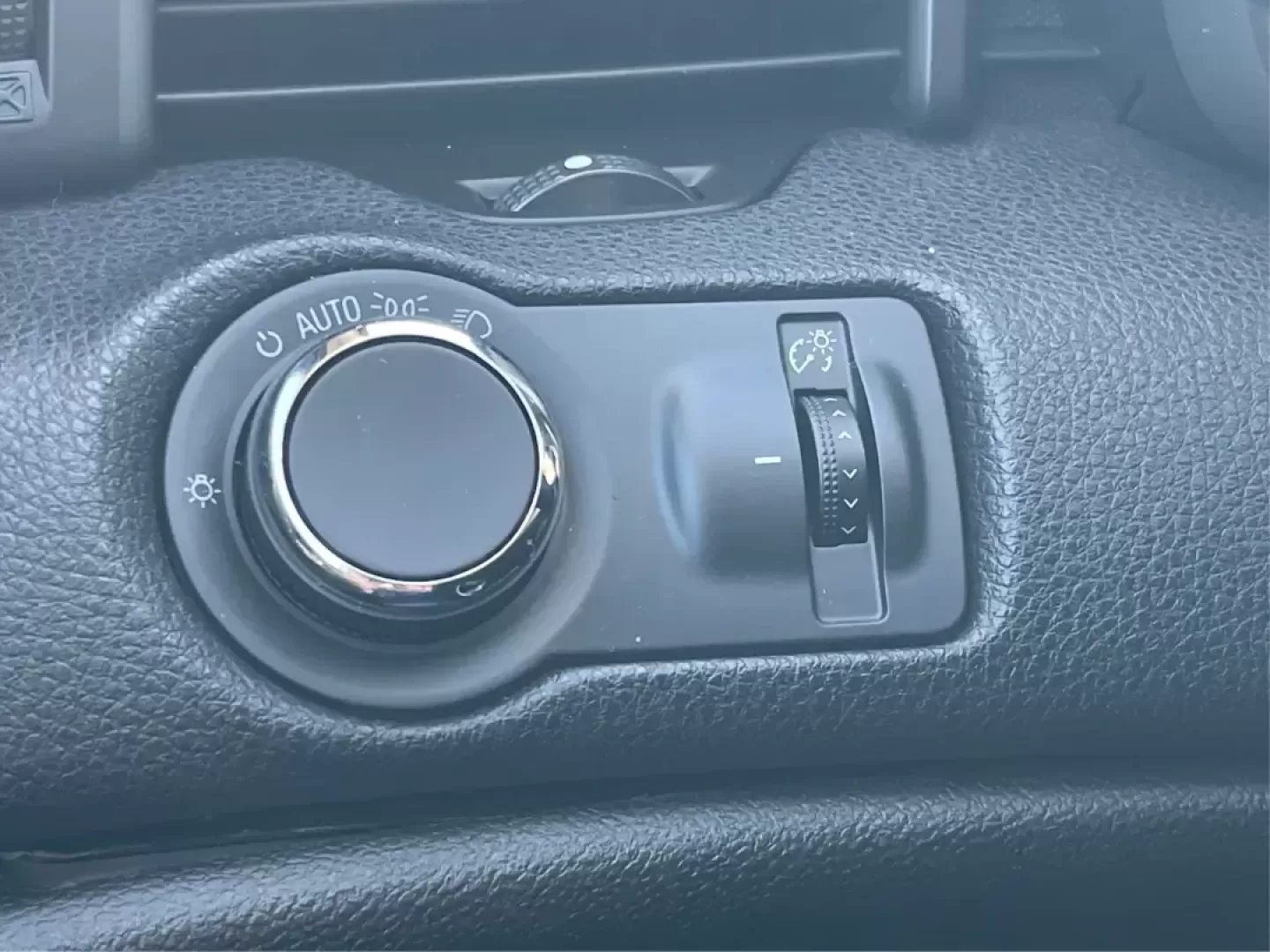 2014 Chevrolet Malibu 1LT (1G11C5SL7EF) with an ECOTEC 2.5L I-4 gasoline direct injection engine, 6-Speed Automatic transmission, located at 880 E. National Road, Vandalia, OH, 45377, (937) 908-9800, 39.891918, -84.183594 - Are you ready to elevate your daily commute or make unforgettable memories on weekend adventures? The 2014 Chevrolet Malibu 1LT, now available at Advantage Car and Credit in Xenia, OH, is the perfect sedan for those seeking a reliable, stylish, and feature-packed vehicle without breaking the bank. W - Photo#17