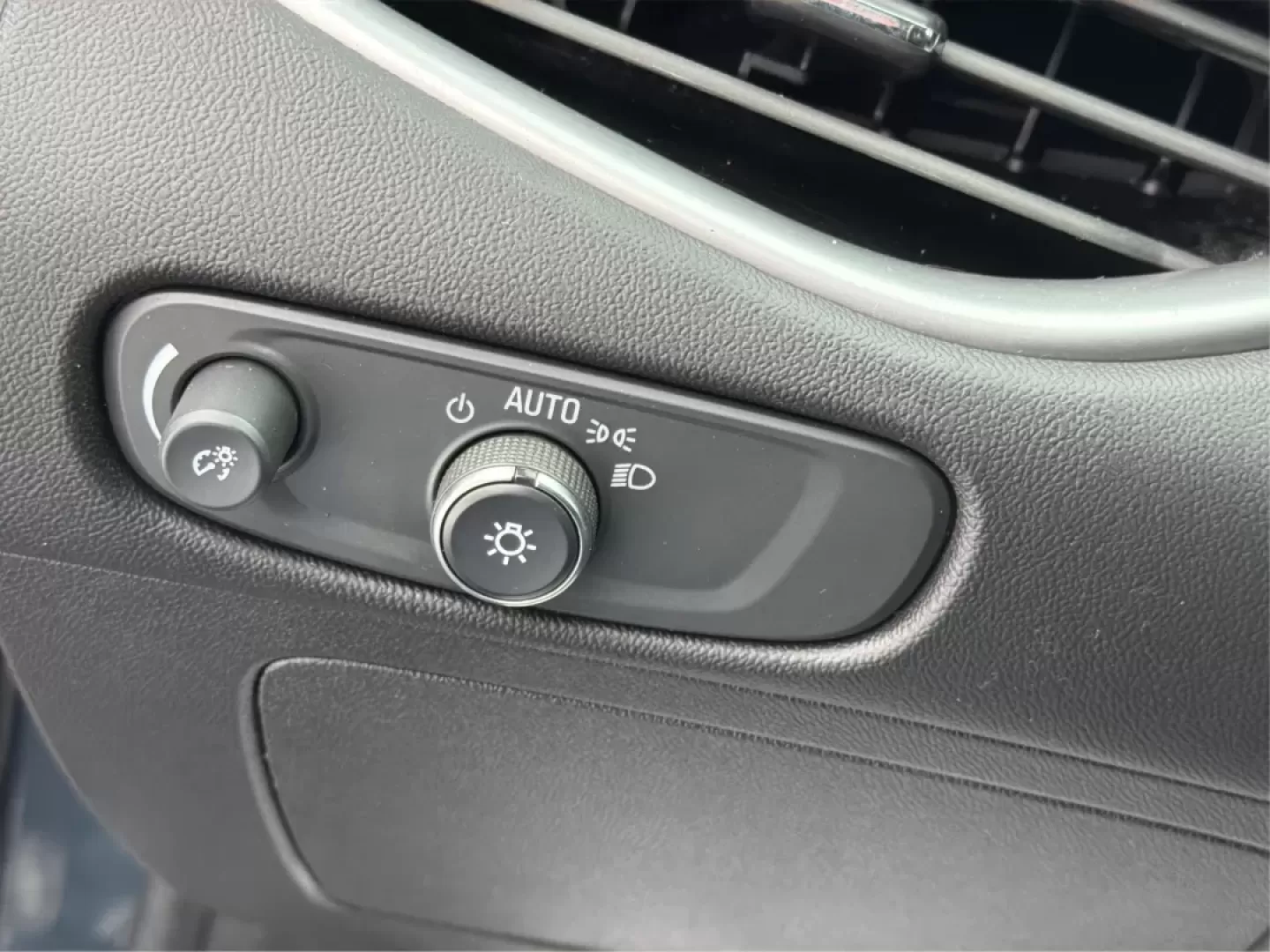 2020 Chevrolet Malibu LS (1G1ZB5ST8LF) with an 1.5L L4 DOHC 16V engine, 6-Speed Automatic transmission, located at 1951 S Dayton Lakeview Rd., New Carlisle, OH, 45344, (937) 908-9800, 39.890999, -84.050255 - **Unlock a New Chapter in Your Journey with the 2020 Chevrolet Malibu at Advantage Car and Credit - New Carlisle!**<br /> <br /> Are you searching for the perfect sedan that blends style, reliability, and modern technology? Look no further than the 2020 Chevrolet Malibu, available now at Advantage C - Photo#17