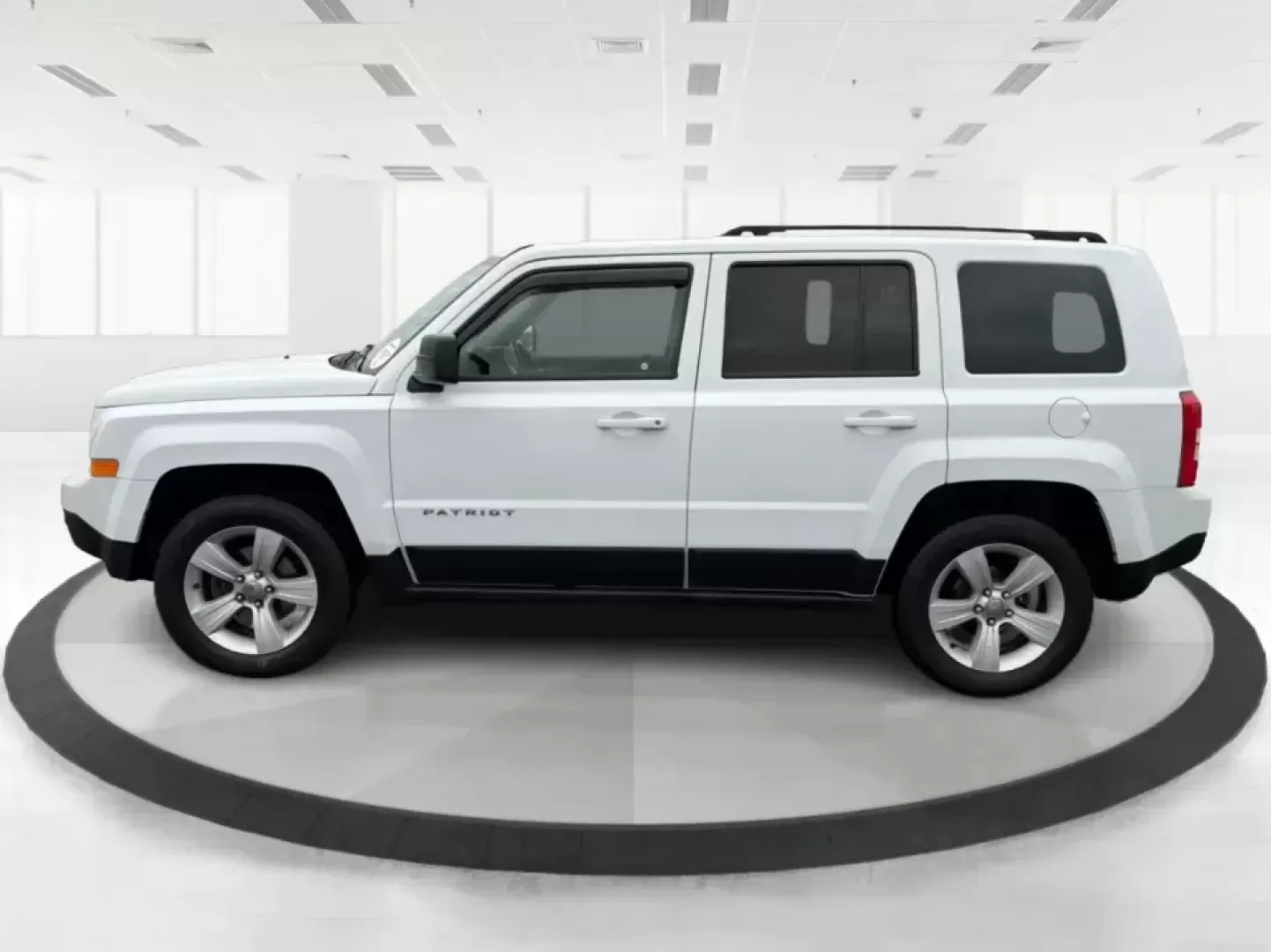 2016 Jeep Patriot Latitude (1C4NJRFB1GD) with an 2.4L I-4 DOHC engine, Automatic transmission, located at 880 E. National Road, Vandalia, OH, 45377, (937) 908-9800, 39.891918, -84.183594 - ### Discover Your Next Adventure with the 2016 Jeep Patriot Latitude at Advantage Car and Credit Fairborn<br /> <br /> Embrace the freedom of the open road with the remarkable 2016 Jeep Patriot Latitude, available now at Advantage Car and Credit in Fairborn, OH. This versatile SUV is ideal for thos - Photo#5