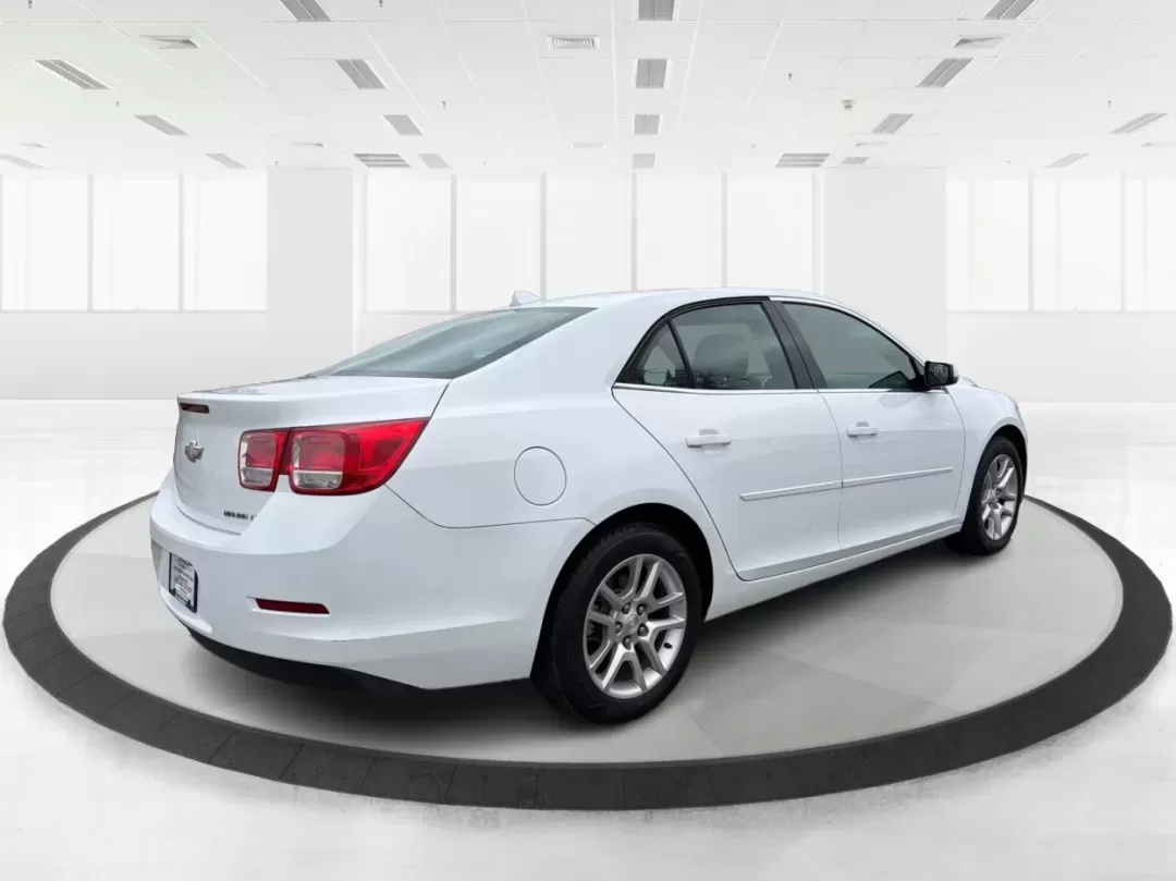 2013 Chevrolet Malibu 1LT (1G11C5SA5DF) with an ECOTEC 2.5L I-4 gasoline direct injection engine, located at 4508 South Dixie Dr, Moraine, OH, 45439, (937) 908-9800, 39.689976, -84.218452 - **Experience Comfort and Reliability with the 2013 Chevrolet Malibu 1LT at Advantage Car and Credit - Moraine**<br /> <br /> Are you searching for the perfect vehicle that combines comfort, style, and affordability? Look no further! The 2013 Chevrolet Malibu 1LT is ideal for daily commuters, growing - Photo#2