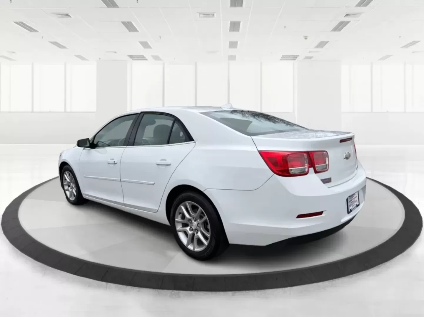 2013 Chevrolet Malibu 1LT (1G11C5SA5DF) with an ECOTEC 2.5L I-4 gasoline direct injection engine, located at 4508 South Dixie Dr, Moraine, OH, 45439, (937) 908-9800, 39.689976, -84.218452 - **Experience Comfort and Reliability with the 2013 Chevrolet Malibu 1LT at Advantage Car and Credit - Moraine**<br /> <br /> Are you searching for the perfect vehicle that combines comfort, style, and affordability? Look no further! The 2013 Chevrolet Malibu 1LT is ideal for daily commuters, growing - Photo#4