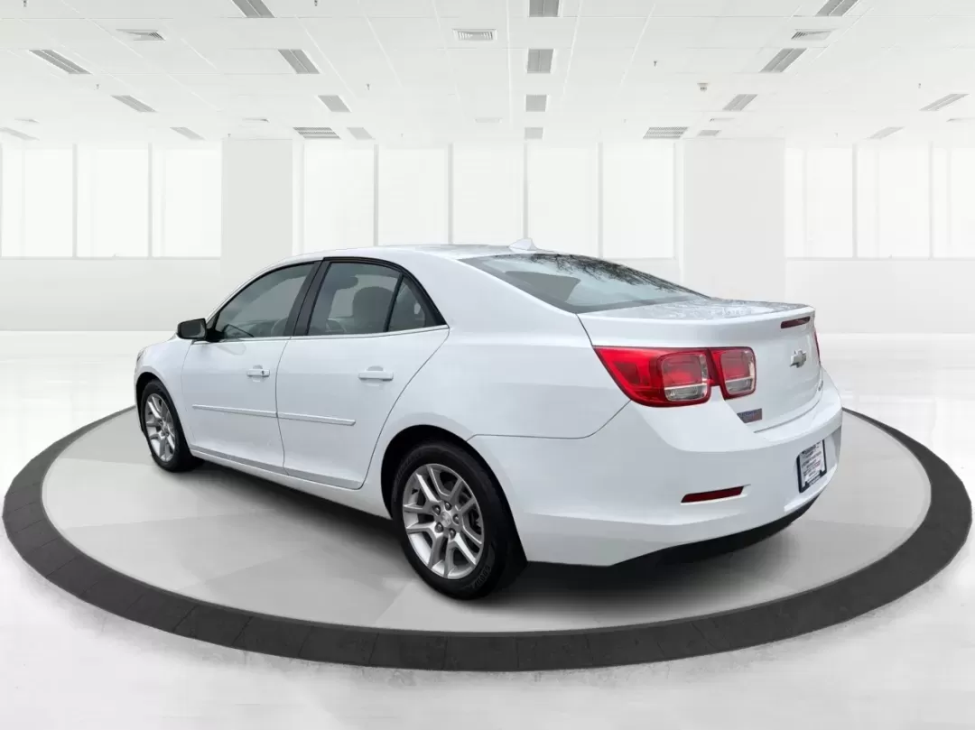 2013 Chevrolet Malibu 1LT (1G11C5SA5DF) with an ECOTEC 2.5L I-4 gasoline direct injection engine, located at 4508 South Dixie Dr, Moraine, OH, 45439, (937) 908-9800, 39.689976, -84.218452 - **Experience Comfort and Reliability with the 2013 Chevrolet Malibu 1LT at Advantage Car and Credit - Moraine**<br /> <br /> Are you searching for the perfect vehicle that combines comfort, style, and affordability? Look no further! The 2013 Chevrolet Malibu 1LT is ideal for daily commuters, growing - Photo#4