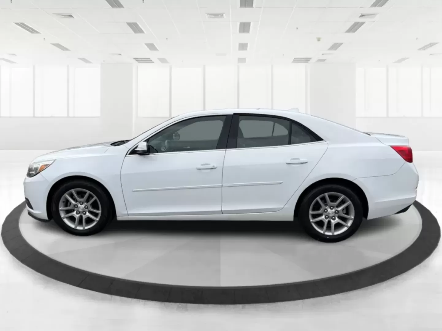 2013 Chevrolet Malibu 1LT (1G11C5SA5DF) with an ECOTEC 2.5L I-4 gasoline direct injection engine, located at 4508 South Dixie Dr, Moraine, OH, 45439, (937) 908-9800, 39.689976, -84.218452 - **Experience Comfort and Reliability with the 2013 Chevrolet Malibu 1LT at Advantage Car and Credit - Moraine**<br /> <br /> Are you searching for the perfect vehicle that combines comfort, style, and affordability? Look no further! The 2013 Chevrolet Malibu 1LT is ideal for daily commuters, growing - Photo#5