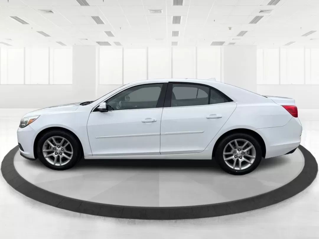 2013 Chevrolet Malibu 1LT (1G11C5SA5DF) with an ECOTEC 2.5L I-4 gasoline direct injection engine, located at 4508 South Dixie Dr, Moraine, OH, 45439, (937) 908-9800, 39.689976, -84.218452 - **Experience Comfort and Reliability with the 2013 Chevrolet Malibu 1LT at Advantage Car and Credit - Moraine**<br /> <br /> Are you searching for the perfect vehicle that combines comfort, style, and affordability? Look no further! The 2013 Chevrolet Malibu 1LT is ideal for daily commuters, growing - Photo#5