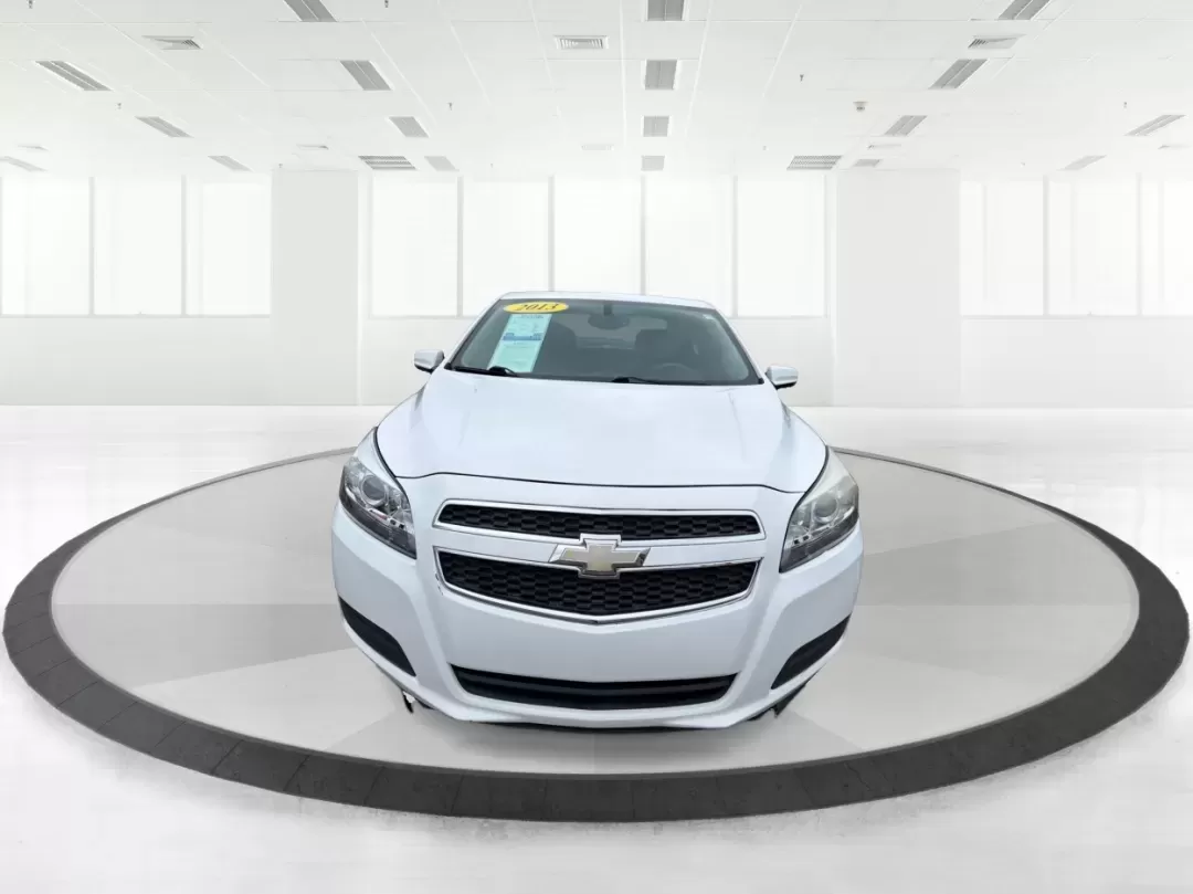 2013 Chevrolet Malibu 1LT (1G11C5SA5DF) with an ECOTEC 2.5L I-4 gasoline direct injection engine, located at 4508 South Dixie Dr, Moraine, OH, 45439, (937) 908-9800, 39.689976, -84.218452 - **Experience Comfort and Reliability with the 2013 Chevrolet Malibu 1LT at Advantage Car and Credit - Moraine**<br /> <br /> Are you searching for the perfect vehicle that combines comfort, style, and affordability? Look no further! The 2013 Chevrolet Malibu 1LT is ideal for daily commuters, growing - Photo#7