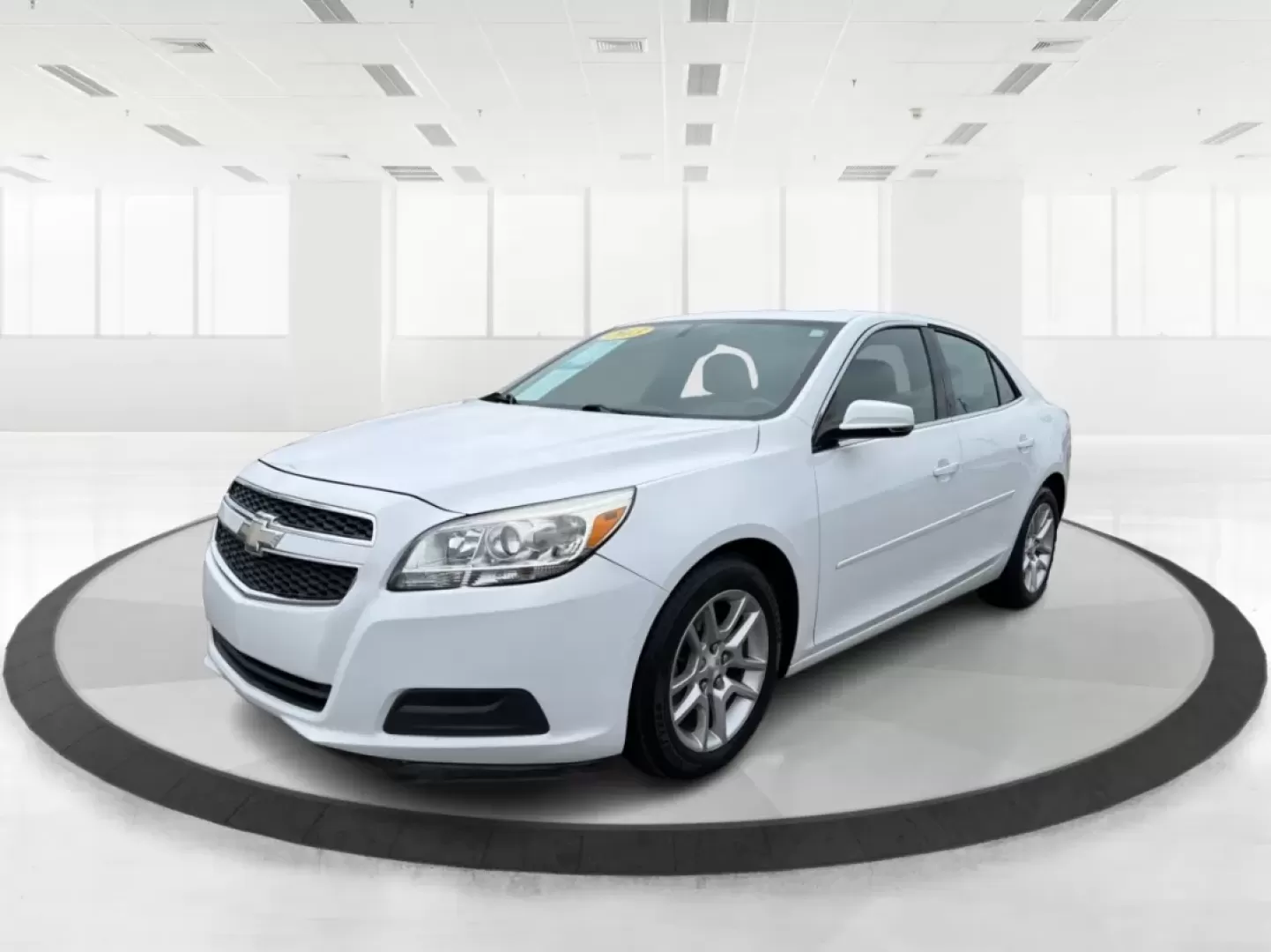2013 Chevrolet Malibu 1LT (1G11C5SA5DF) with an ECOTEC 2.5L I-4 gasoline direct injection engine, located at 4508 South Dixie Dr, Moraine, OH, 45439, (937) 908-9800, 39.689976, -84.218452 - **Experience Comfort and Reliability with the 2013 Chevrolet Malibu 1LT at Advantage Car and Credit - Moraine**<br /> <br /> Are you searching for the perfect vehicle that combines comfort, style, and affordability? Look no further! The 2013 Chevrolet Malibu 1LT is ideal for daily commuters, growing - Photo#8