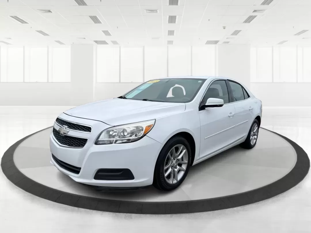 2013 Chevrolet Malibu 1LT (1G11C5SA5DF) with an ECOTEC 2.5L I-4 gasoline direct injection engine, located at 4508 South Dixie Dr, Moraine, OH, 45439, (937) 908-9800, 39.689976, -84.218452 - **Experience Comfort and Reliability with the 2013 Chevrolet Malibu 1LT at Advantage Car and Credit - Moraine**<br /> <br /> Are you searching for the perfect vehicle that combines comfort, style, and affordability? Look no further! The 2013 Chevrolet Malibu 1LT is ideal for daily commuters, growing - Photo#8