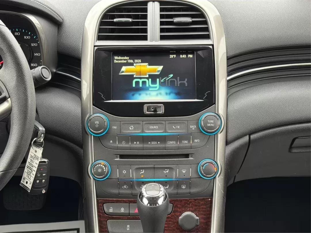 2013 Chevrolet Malibu 1LT (1G11C5SA5DF) with an ECOTEC 2.5L I-4 gasoline direct injection engine, located at 4508 South Dixie Dr, Moraine, OH, 45439, (937) 908-9800, 39.689976, -84.218452 - **Experience Comfort and Reliability with the 2013 Chevrolet Malibu 1LT at Advantage Car and Credit - Moraine**<br /> <br /> Are you searching for the perfect vehicle that combines comfort, style, and affordability? Look no further! The 2013 Chevrolet Malibu 1LT is ideal for daily commuters, growing - Photo#13