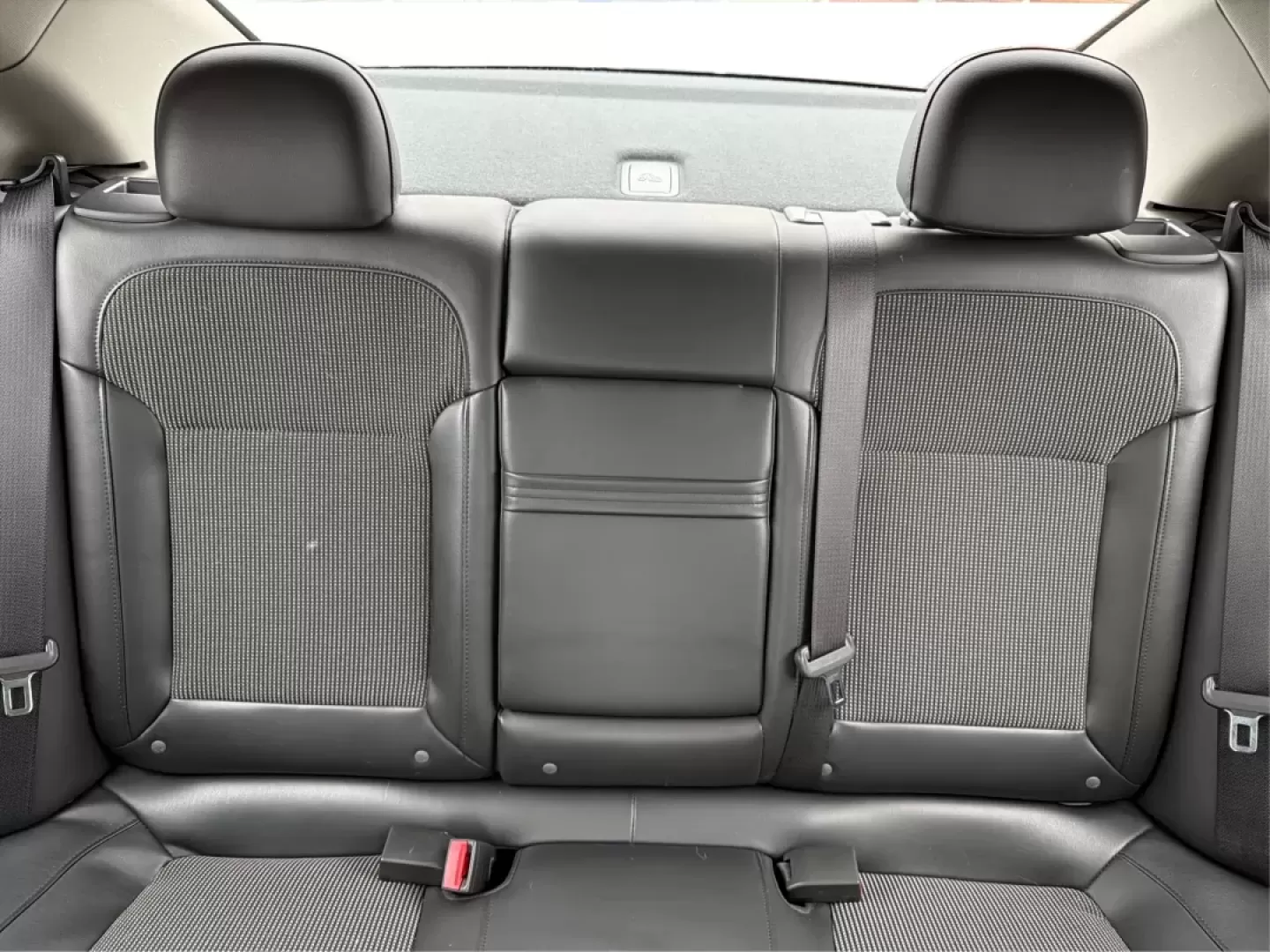 2013 Chevrolet Malibu 1LT (1G11C5SA5DF) with an ECOTEC 2.5L I-4 gasoline direct injection engine, located at 4508 South Dixie Dr, Moraine, OH, 45439, (937) 908-9800, 39.689976, -84.218452 - **Experience Comfort and Reliability with the 2013 Chevrolet Malibu 1LT at Advantage Car and Credit - Moraine**<br /> <br /> Are you searching for the perfect vehicle that combines comfort, style, and affordability? Look no further! The 2013 Chevrolet Malibu 1LT is ideal for daily commuters, growing - Photo#14