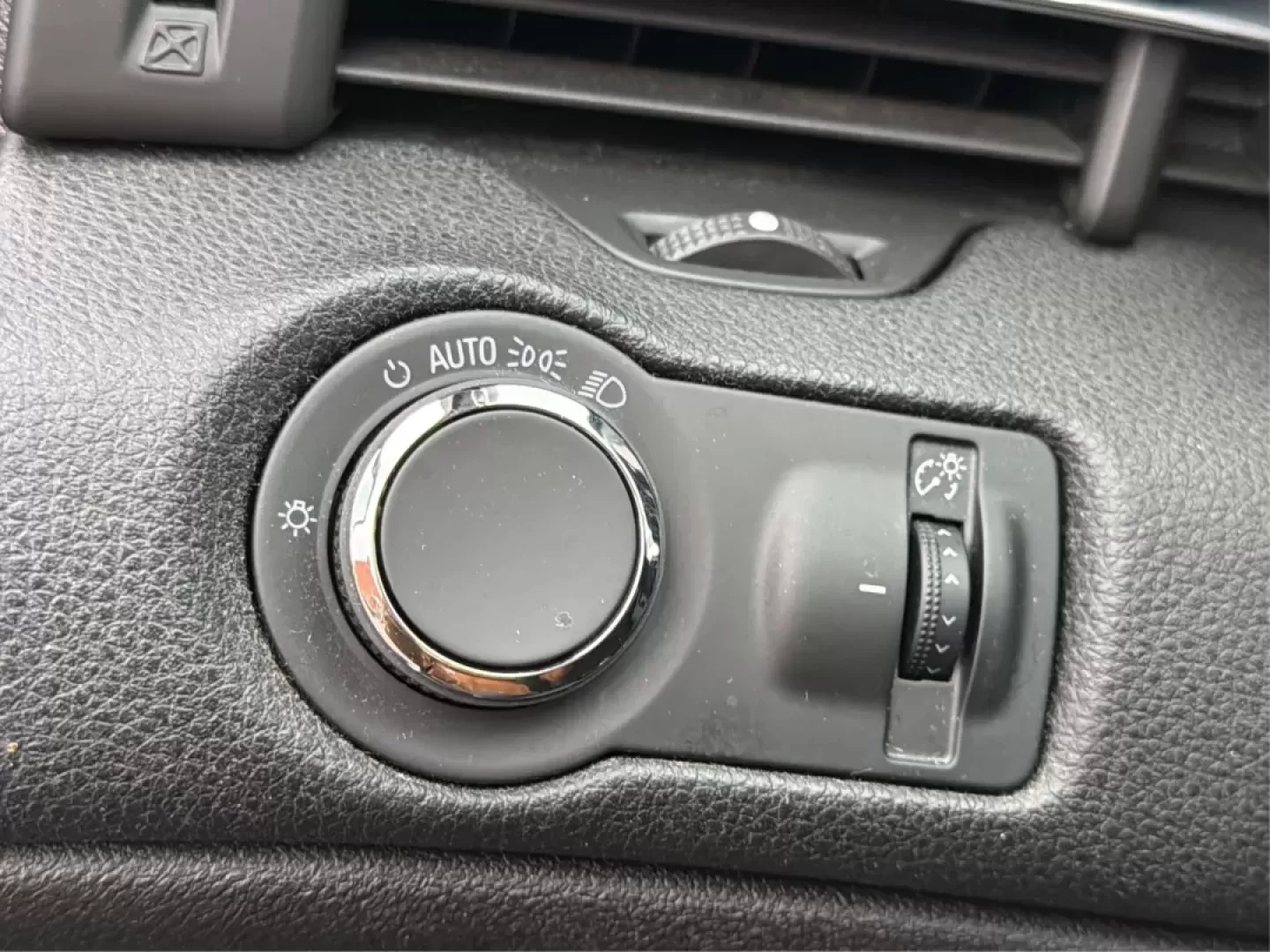 2013 Chevrolet Malibu 1LT (1G11C5SA5DF) with an ECOTEC 2.5L I-4 gasoline direct injection engine, located at 4508 South Dixie Dr, Moraine, OH, 45439, (937) 908-9800, 39.689976, -84.218452 - **Experience Comfort and Reliability with the 2013 Chevrolet Malibu 1LT at Advantage Car and Credit - Moraine**<br /> <br /> Are you searching for the perfect vehicle that combines comfort, style, and affordability? Look no further! The 2013 Chevrolet Malibu 1LT is ideal for daily commuters, growing - Photo#17