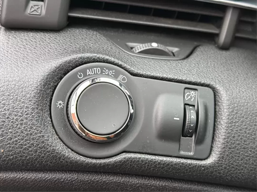 2013 Chevrolet Malibu 1LT (1G11C5SA5DF) with an ECOTEC 2.5L I-4 gasoline direct injection engine, located at 4508 South Dixie Dr, Moraine, OH, 45439, (937) 908-9800, 39.689976, -84.218452 - **Experience Comfort and Reliability with the 2013 Chevrolet Malibu 1LT at Advantage Car and Credit - Moraine**<br /> <br /> Are you searching for the perfect vehicle that combines comfort, style, and affordability? Look no further! The 2013 Chevrolet Malibu 1LT is ideal for daily commuters, growing - Photo#17