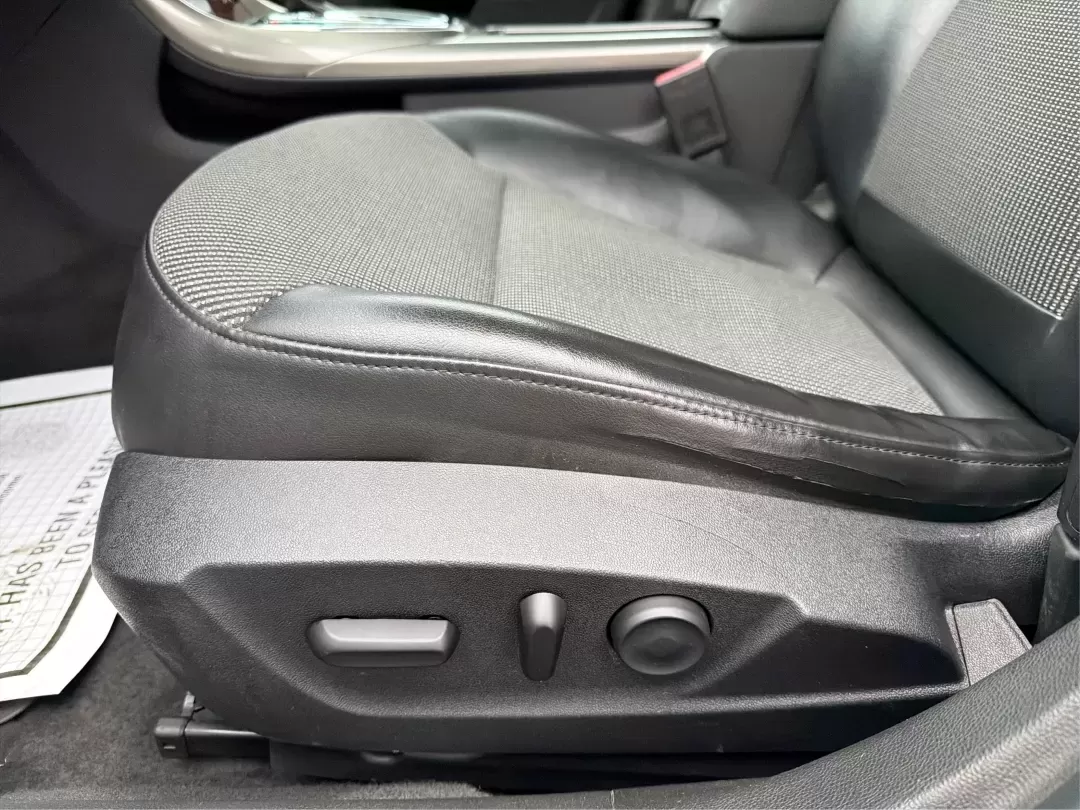 2013 Chevrolet Malibu 1LT (1G11C5SA5DF) with an ECOTEC 2.5L I-4 gasoline direct injection engine, located at 4508 South Dixie Dr, Moraine, OH, 45439, (937) 908-9800, 39.689976, -84.218452 - **Experience Comfort and Reliability with the 2013 Chevrolet Malibu 1LT at Advantage Car and Credit - Moraine**<br /> <br /> Are you searching for the perfect vehicle that combines comfort, style, and affordability? Look no further! The 2013 Chevrolet Malibu 1LT is ideal for daily commuters, growing - Photo#18