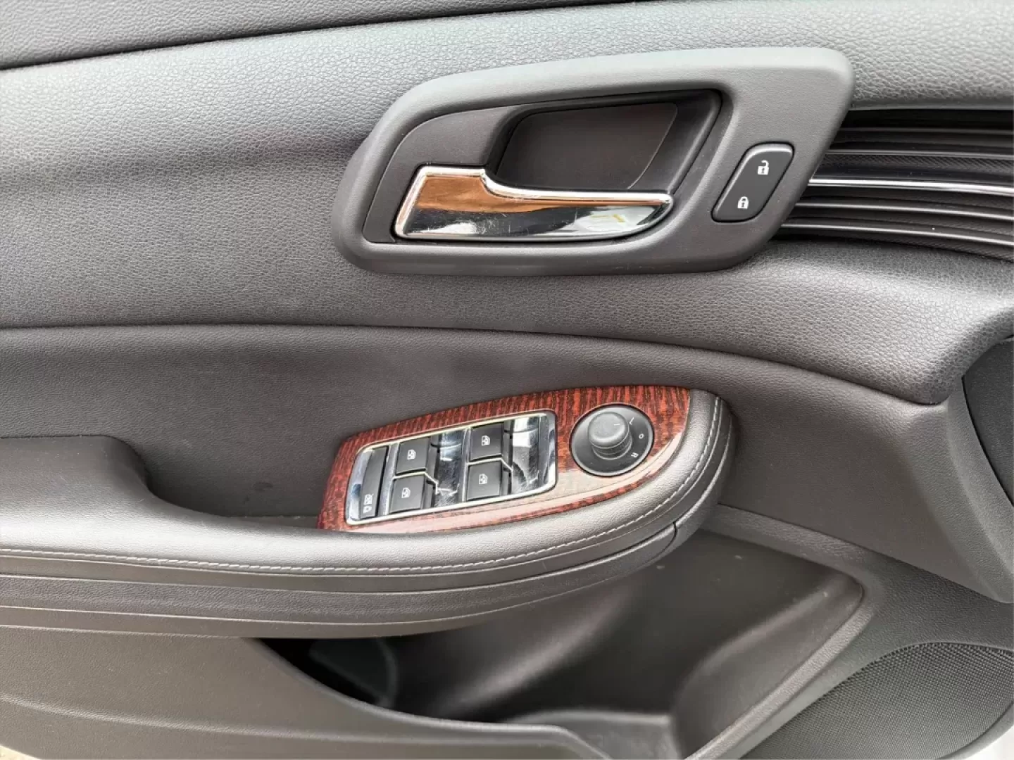 2013 Chevrolet Malibu 1LT (1G11C5SA5DF) with an ECOTEC 2.5L I-4 gasoline direct injection engine, located at 4508 South Dixie Dr, Moraine, OH, 45439, (937) 908-9800, 39.689976, -84.218452 - **Experience Comfort and Reliability with the 2013 Chevrolet Malibu 1LT at Advantage Car and Credit - Moraine**<br /> <br /> Are you searching for the perfect vehicle that combines comfort, style, and affordability? Look no further! The 2013 Chevrolet Malibu 1LT is ideal for daily commuters, growing - Photo#19