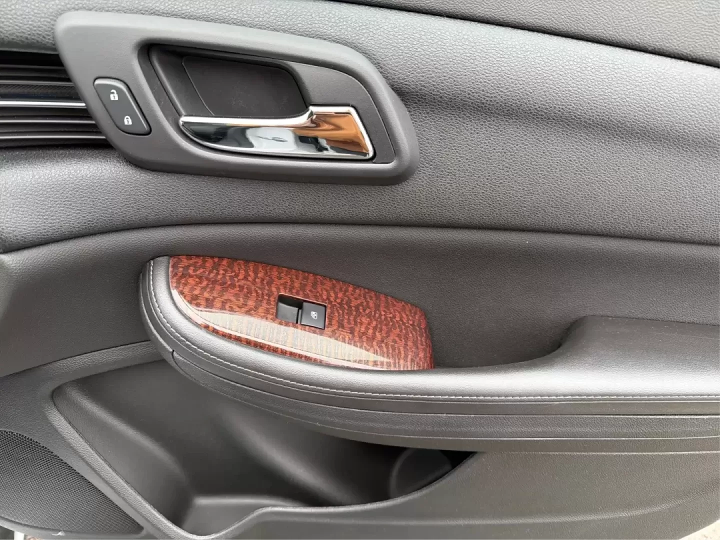 2013 Chevrolet Malibu 1LT (1G11C5SA5DF) with an ECOTEC 2.5L I-4 gasoline direct injection engine, located at 4508 South Dixie Dr, Moraine, OH, 45439, (937) 908-9800, 39.689976, -84.218452 - **Experience Comfort and Reliability with the 2013 Chevrolet Malibu 1LT at Advantage Car and Credit - Moraine**<br /> <br /> Are you searching for the perfect vehicle that combines comfort, style, and affordability? Look no further! The 2013 Chevrolet Malibu 1LT is ideal for daily commuters, growing - Photo#20