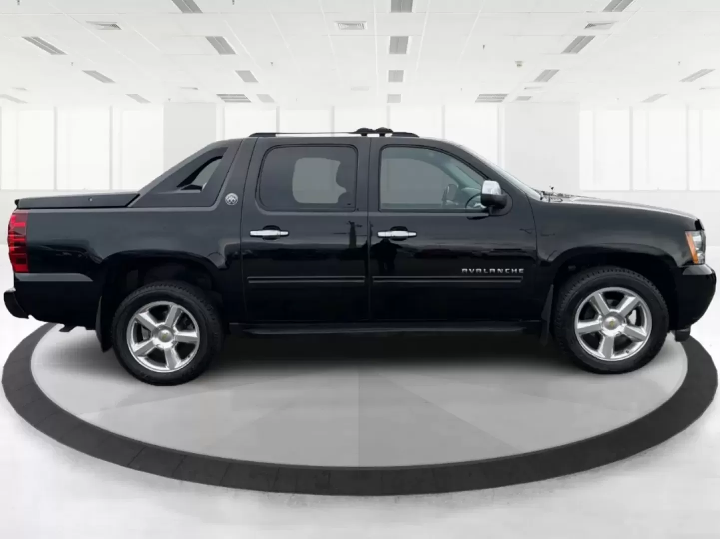 2013 Chevrolet Avalanche LT (3GNTKFE78DG) with an Vortec 5.3L V-8 variable valve control engine, located at 401 Woodman Dr, Riverside, OH, 45431, (937) 908-9800, 39.760899, -84.123421 - Experience Adventure and Utility Like Never Before with the 2013 Chevrolet Avalanche LT from Advantage Car and Credit - Riverside!<br /> <br /> Whether you're gearing up for weekend adventures or simply need a reliable ride for your daily commute, this 2013 Chevrolet Avalanche LT checks all the boxe - Photo#1